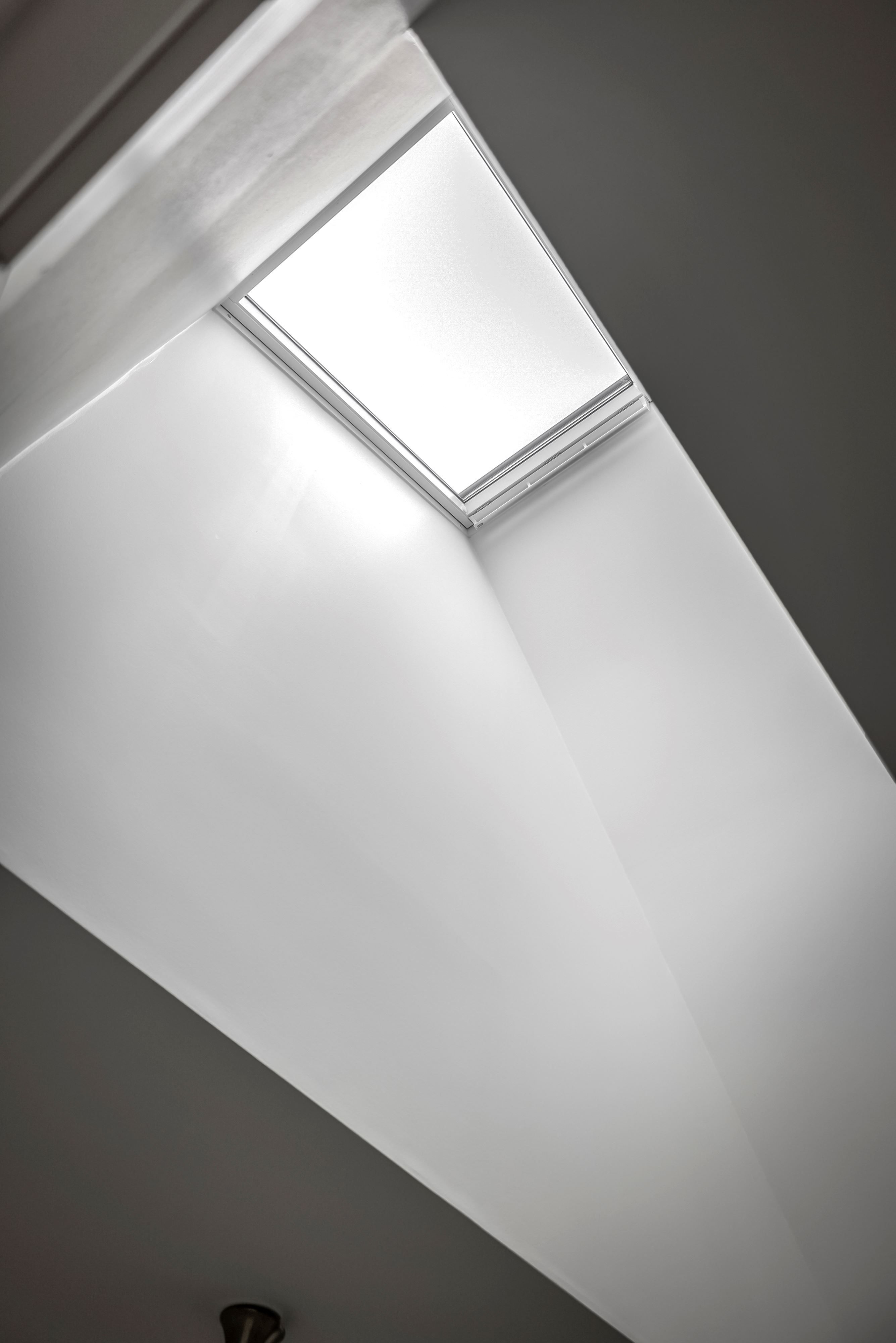 Ett takfönster skänker naturligt ljus till allrummet på övre plan.