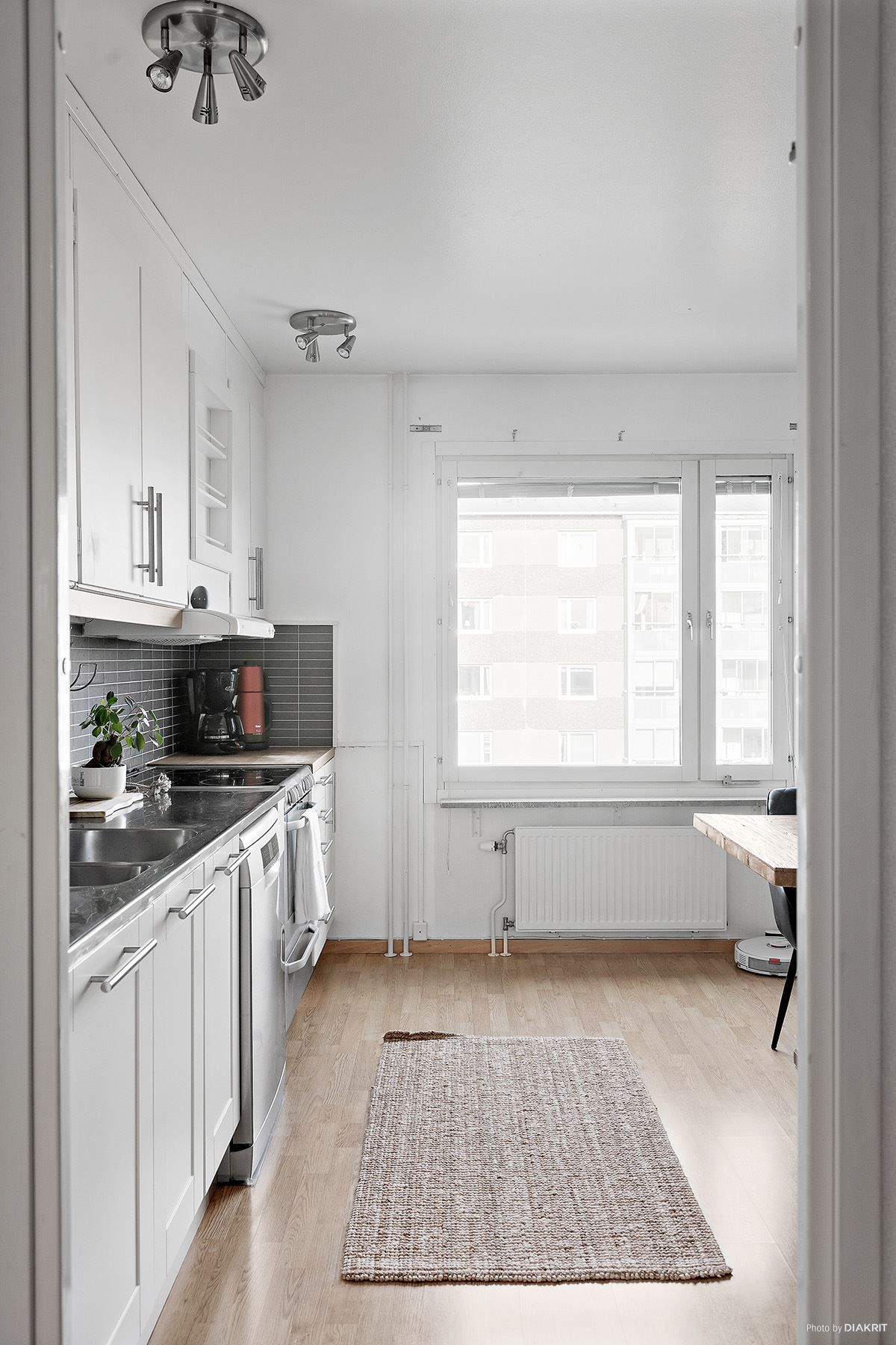 Köket har gott om naturligt ljusinsläpp.