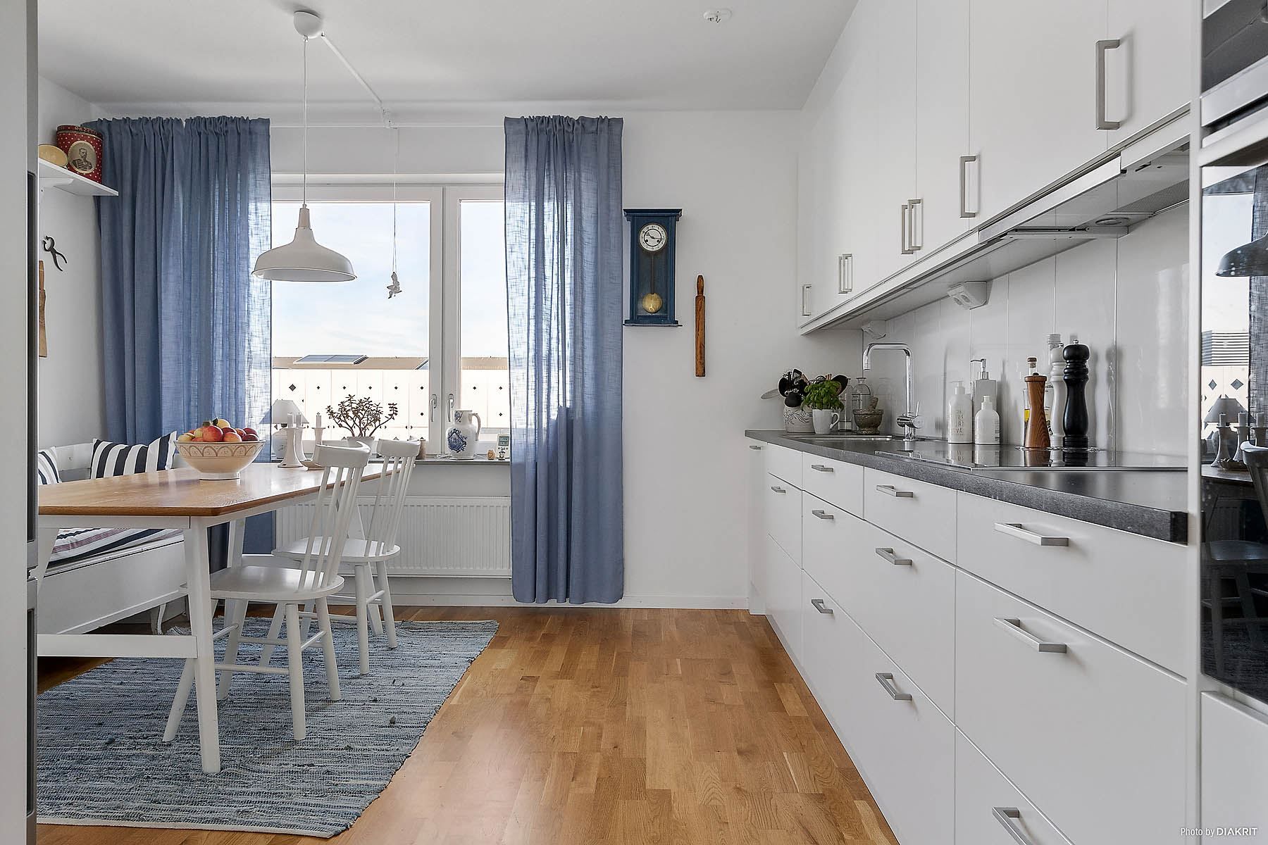 Även gott om arbetsyta och insynsskyddade fönster.