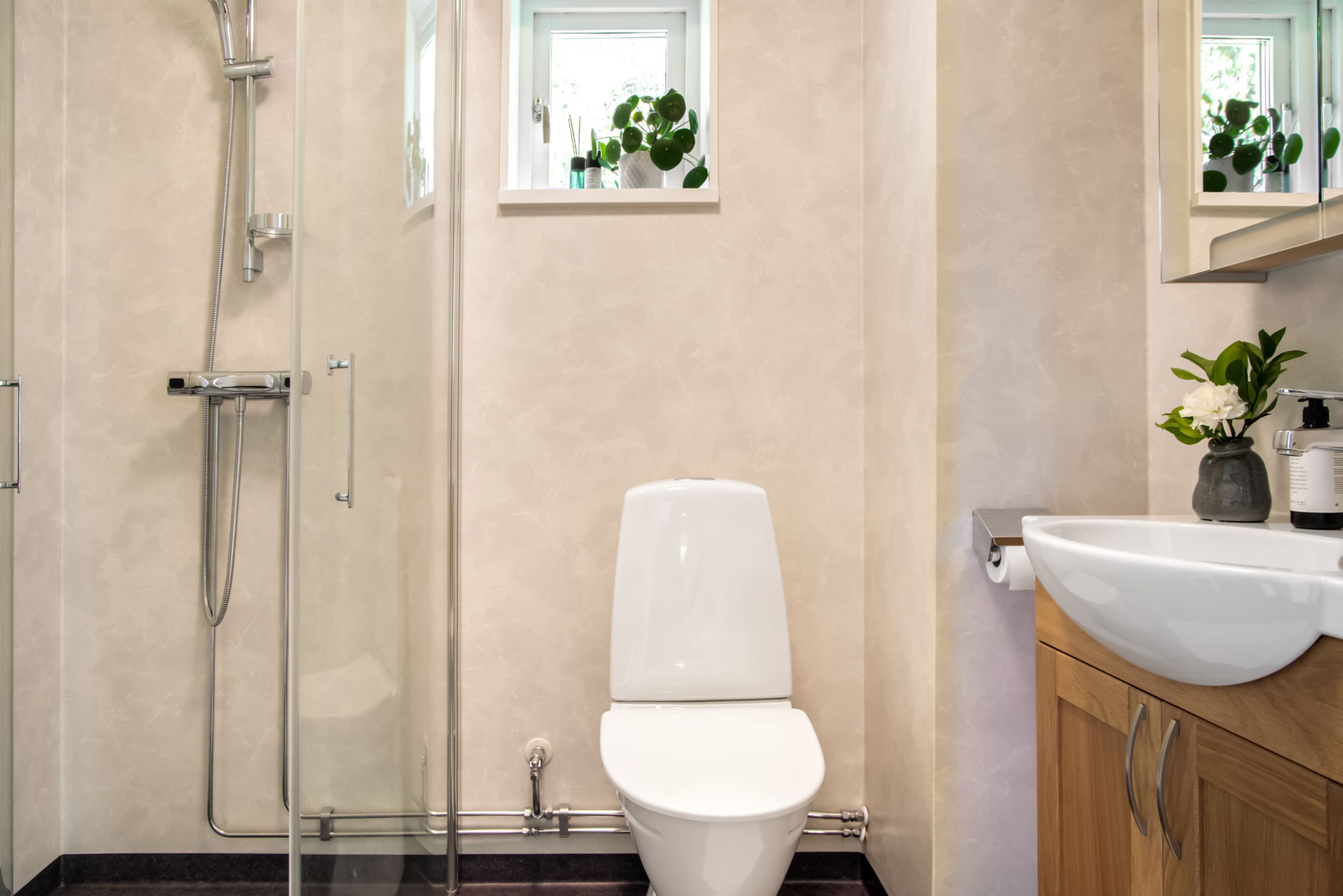 Det fina badrummet på entréplan från 2017.