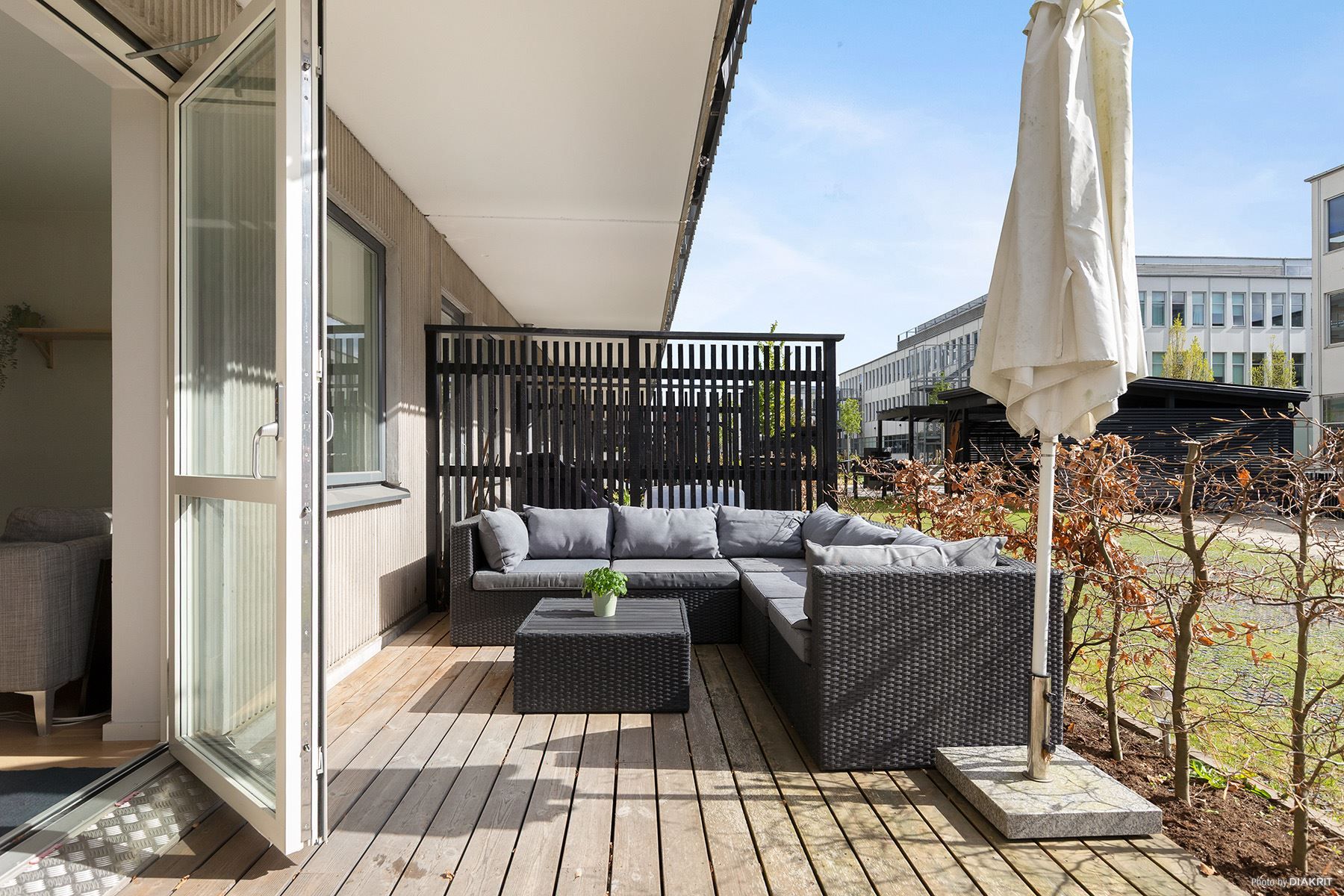 Välkomna ut på den stora uteplatsen.