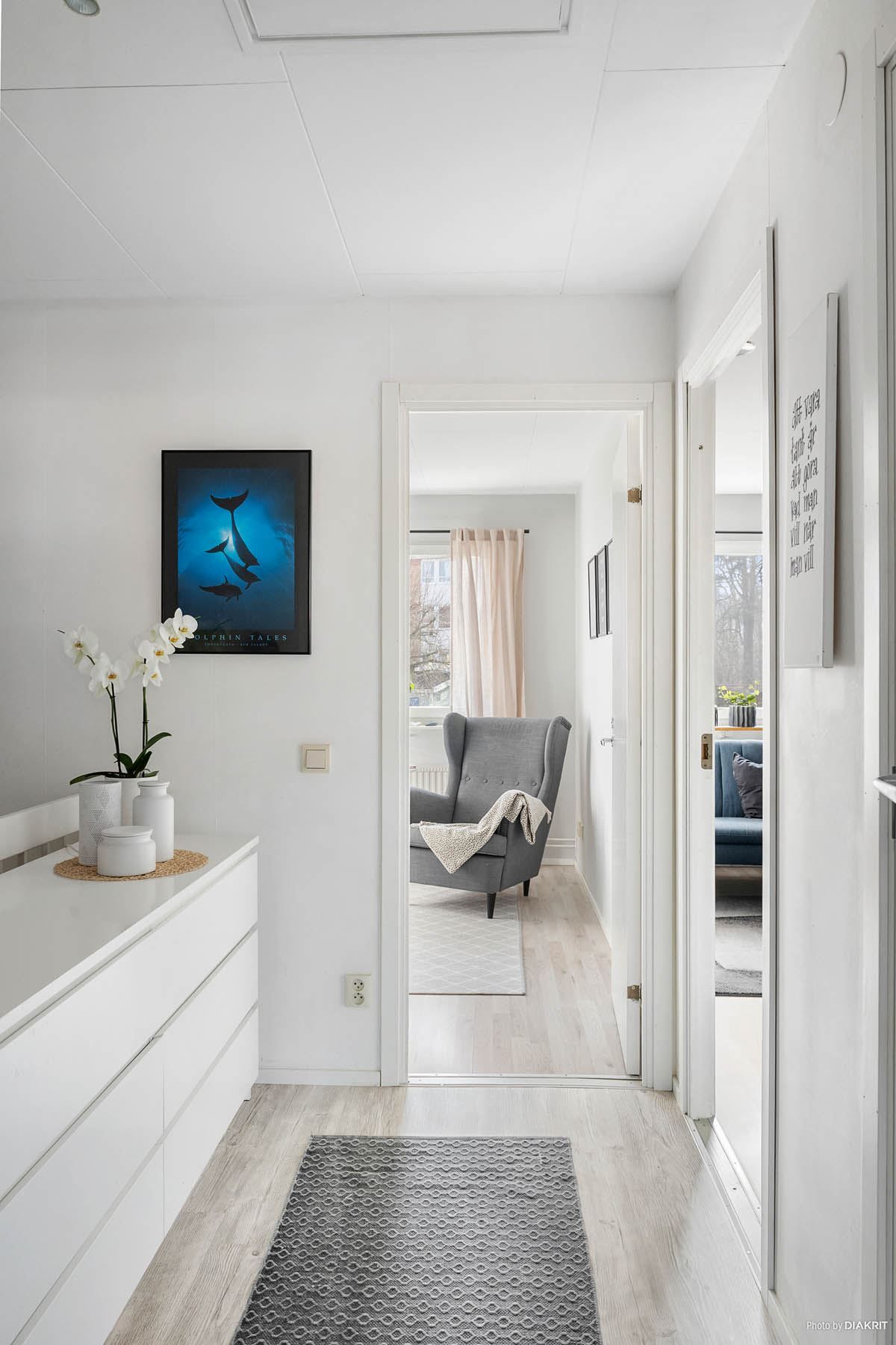 Det första ni möts av på övre plan är en ljus hall.