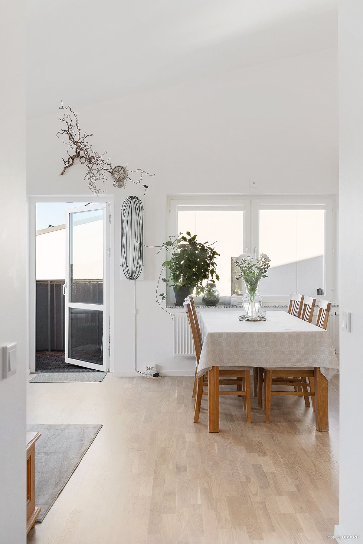 Den ljusa matplatsen ligger alldeles vid fönstret.