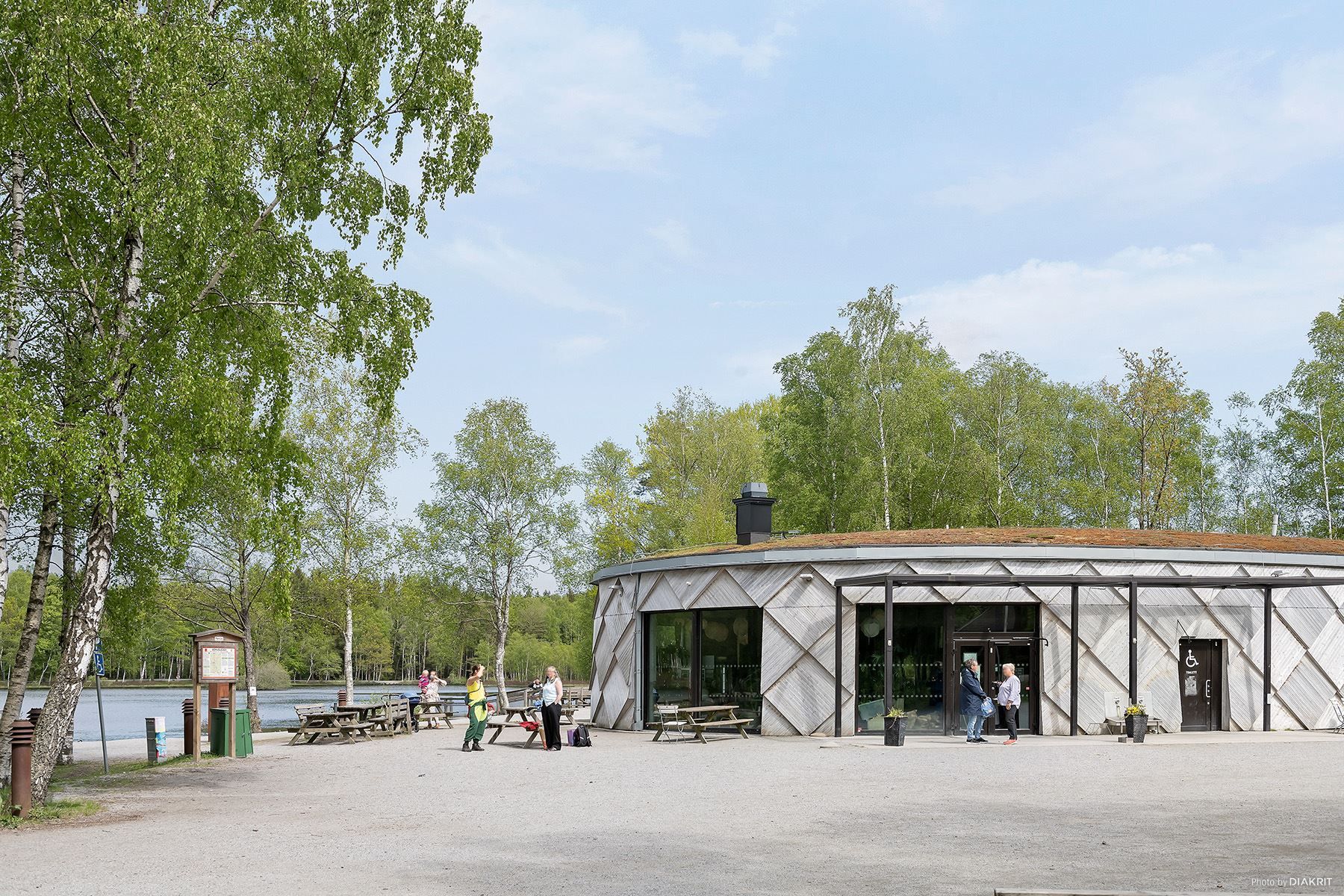 "Kotten" med café, bastu och duschar är en central oas.