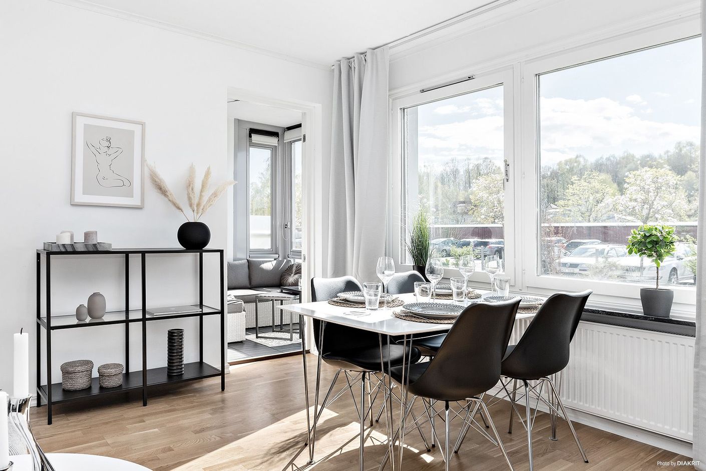 Från matplatsen i vardagsrummet nås balkongen.