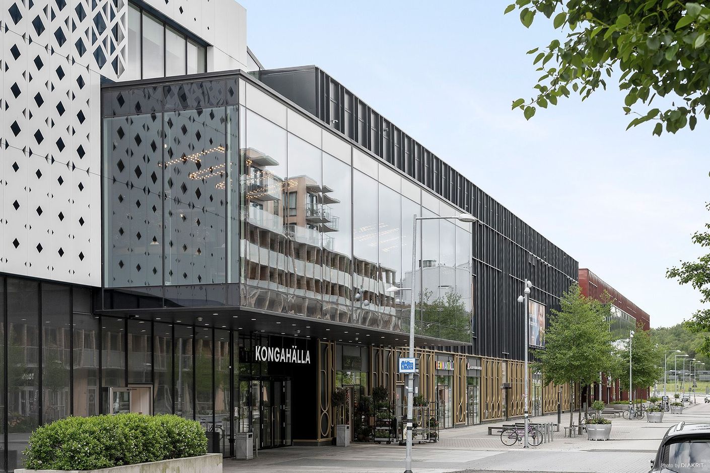 Kongahälla center är alldeles i närheten.