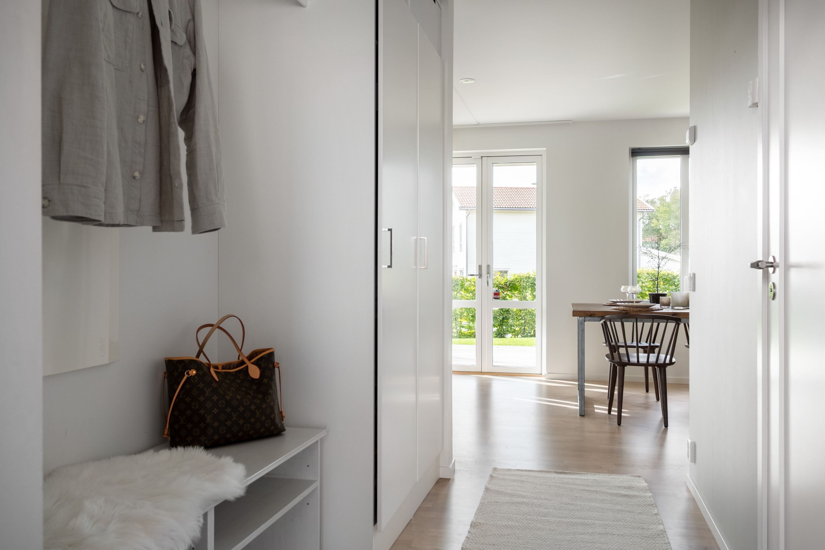 Välkomnande hall med avhängnings och förvaringsmöjligheter.