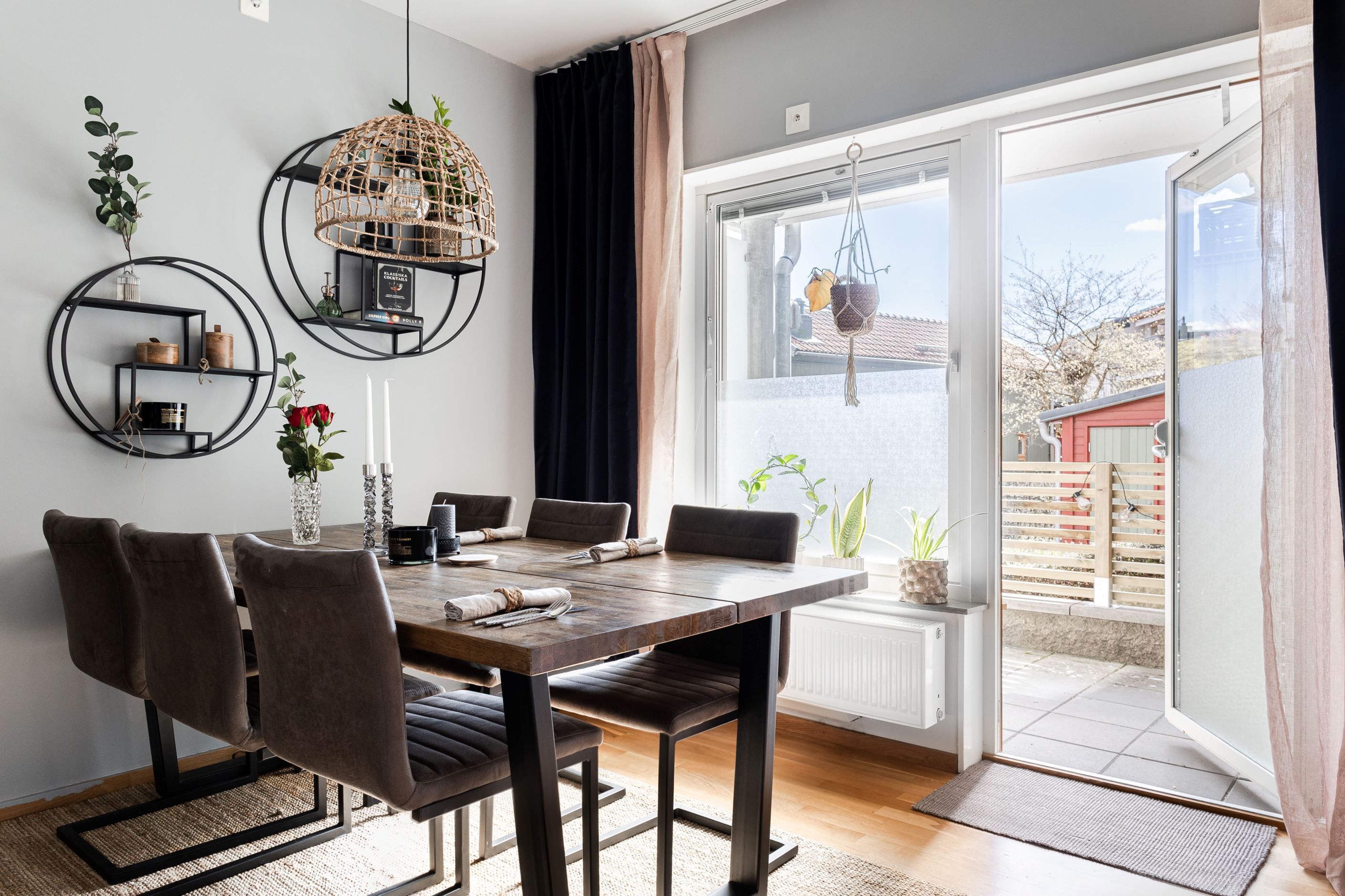 Här finns även en ljus matplats vid fönstret.
