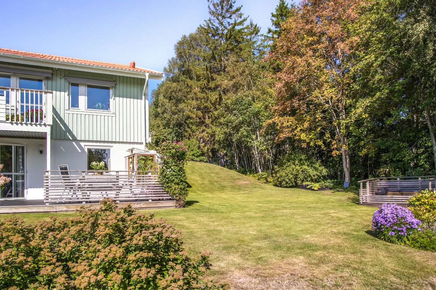 Gavelläge mot skogen.