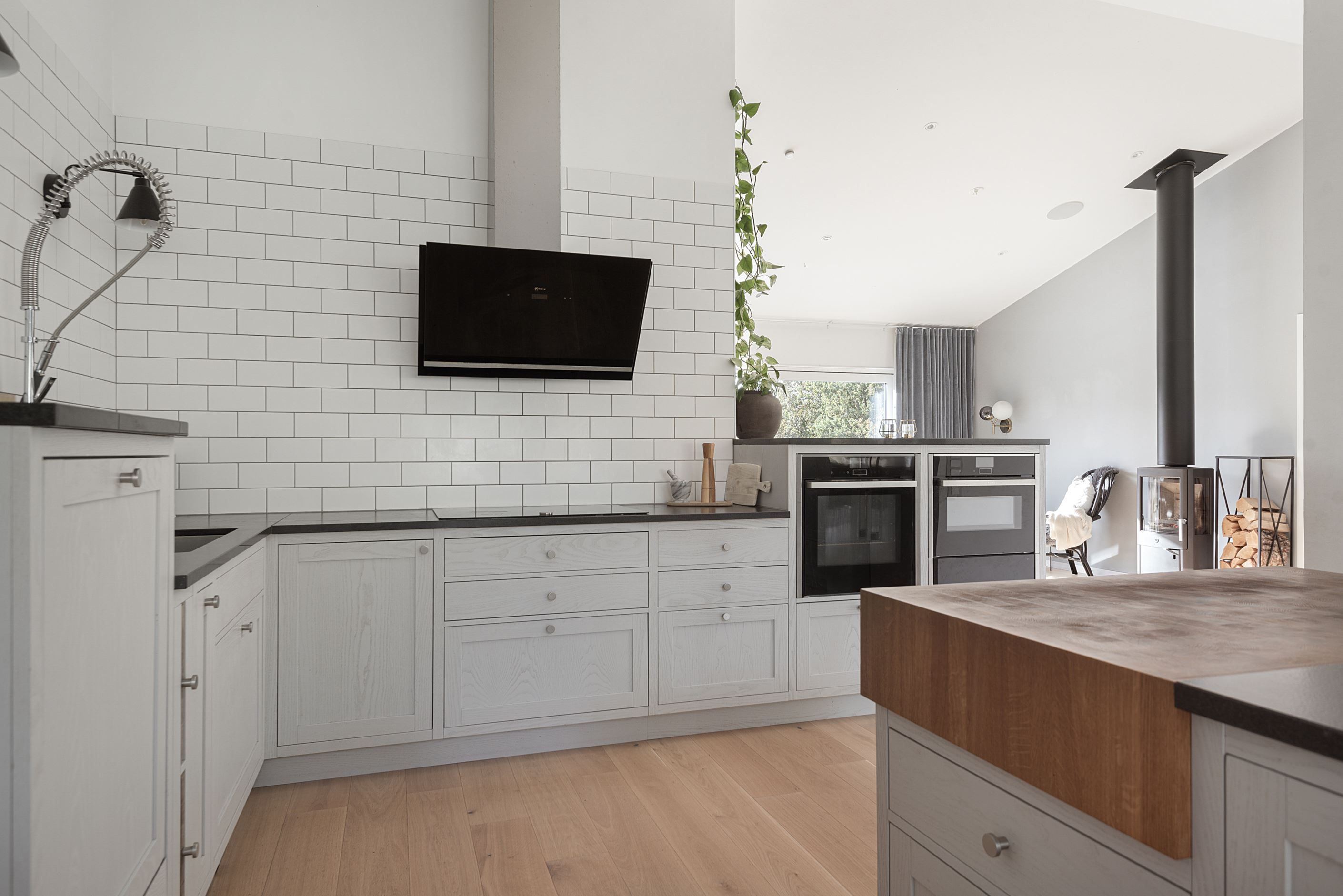 Gott om förvaring och diskamaskin i rätt arbetshöjd.