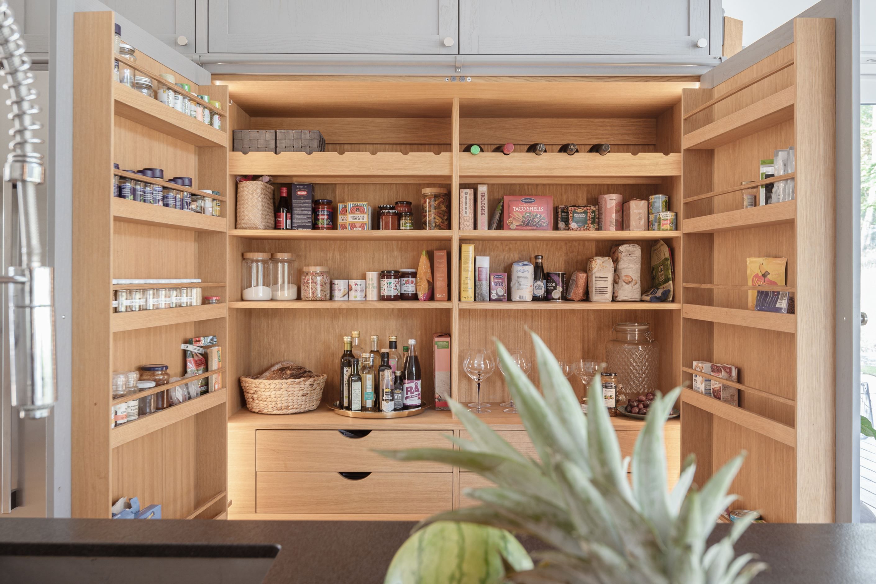 rymligt skafferi med massiv inredning i ek.