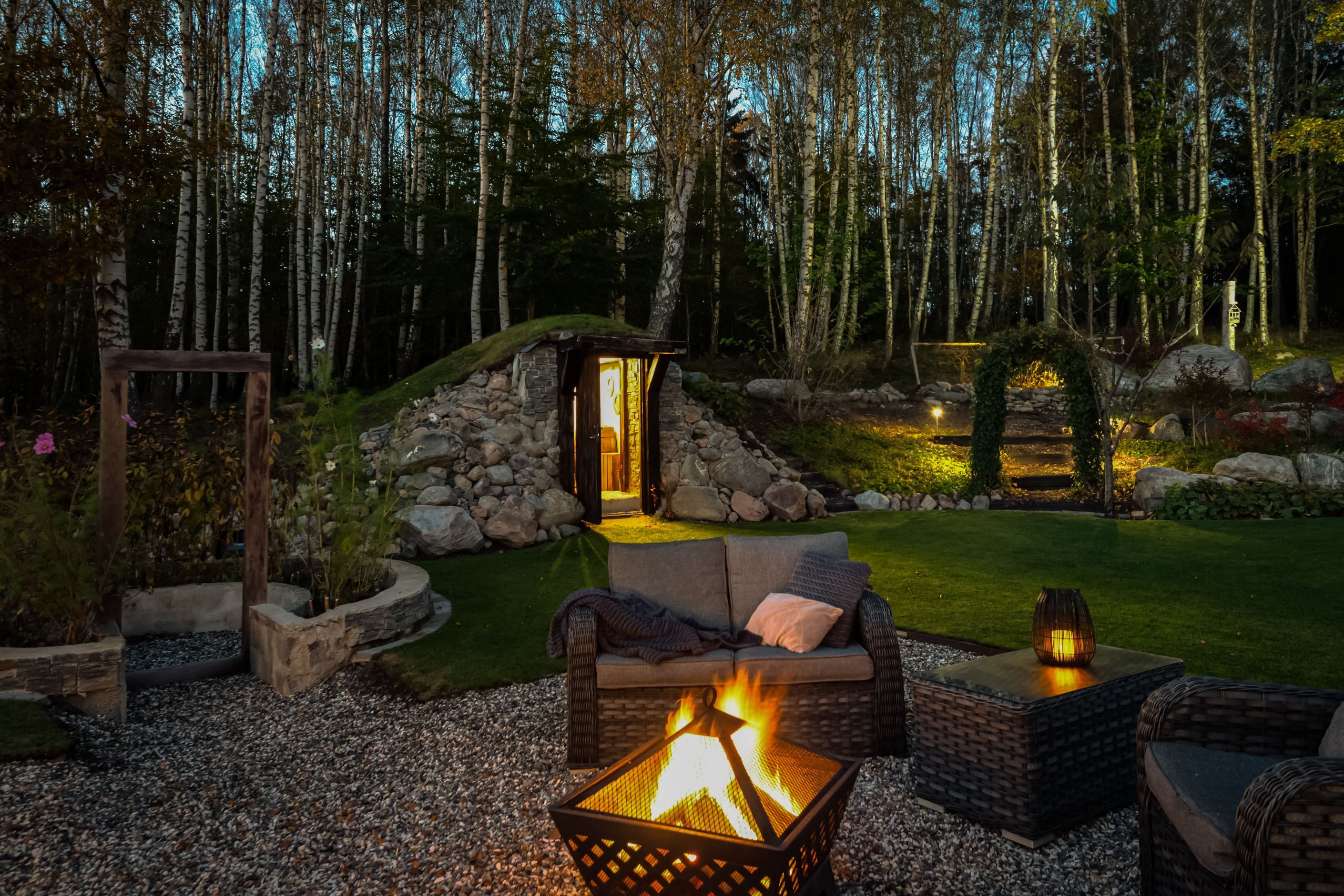 Grilla korv med barnen över öppen eld.