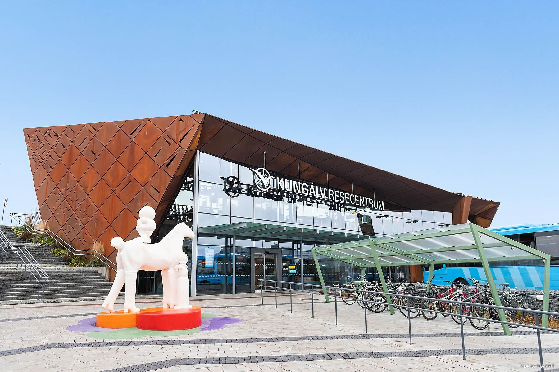 Resecentrum ligger på bekvämt promenadavstånd.