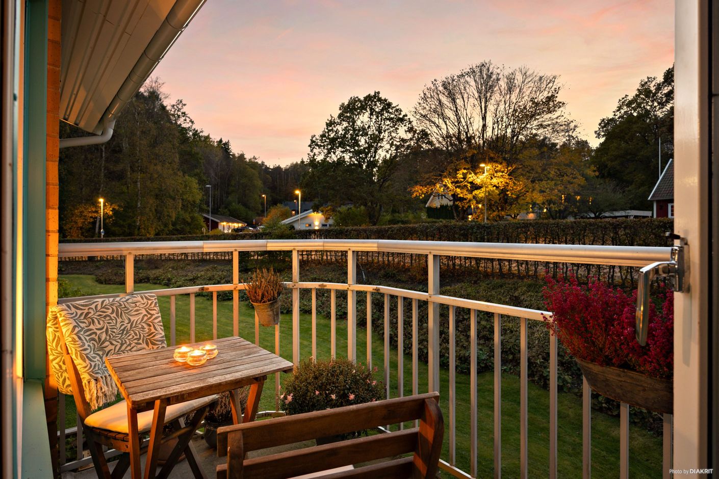 Balkongen ligger med kvällssolsmöjligheter.