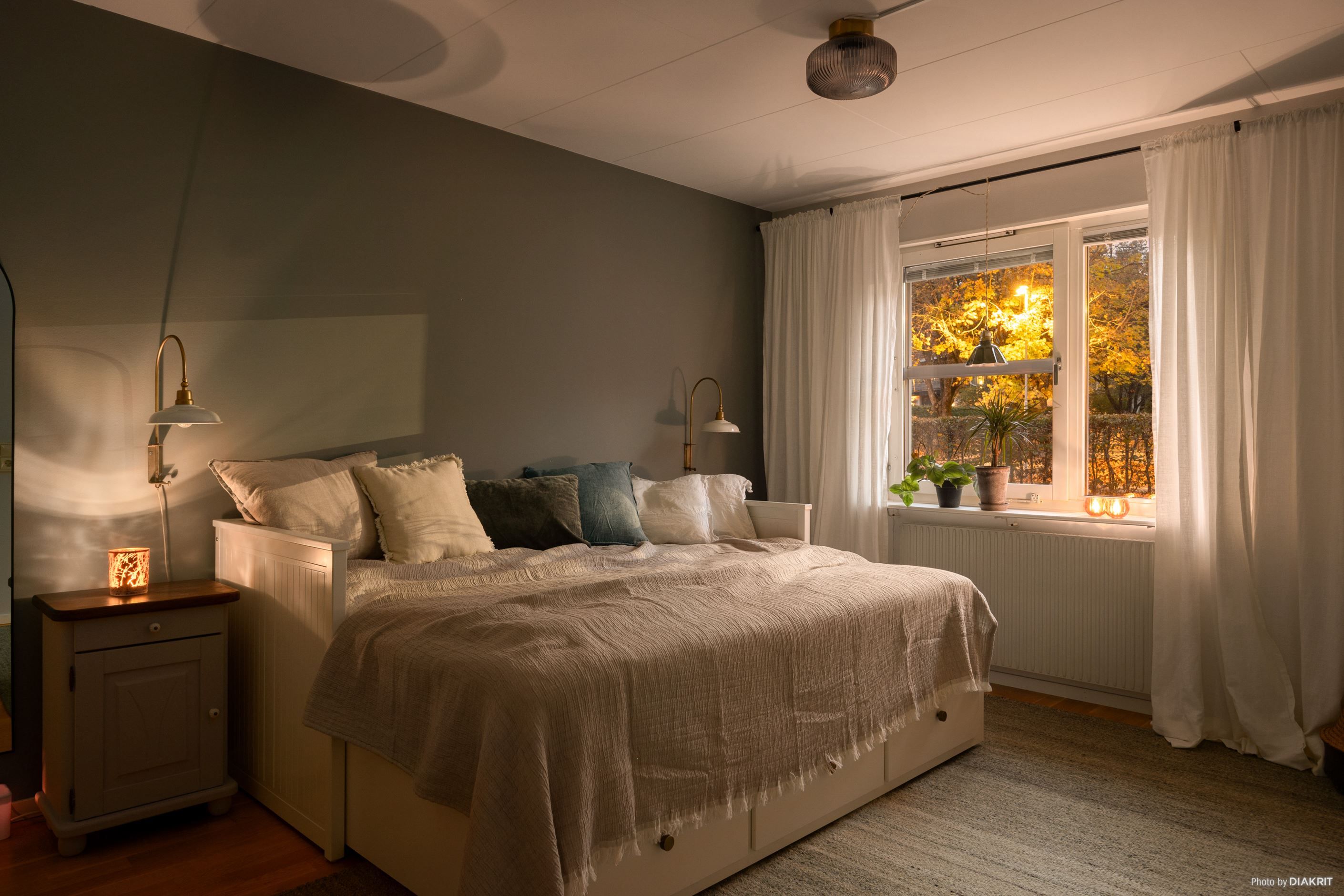 Mysigt sovrum med gott om plats för dubbelsängen.