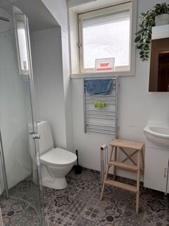 Badrum i övernattningslägenheten.