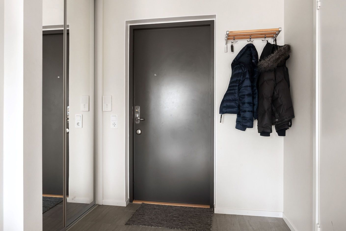 Välkomnande hall med plats för avhängning.