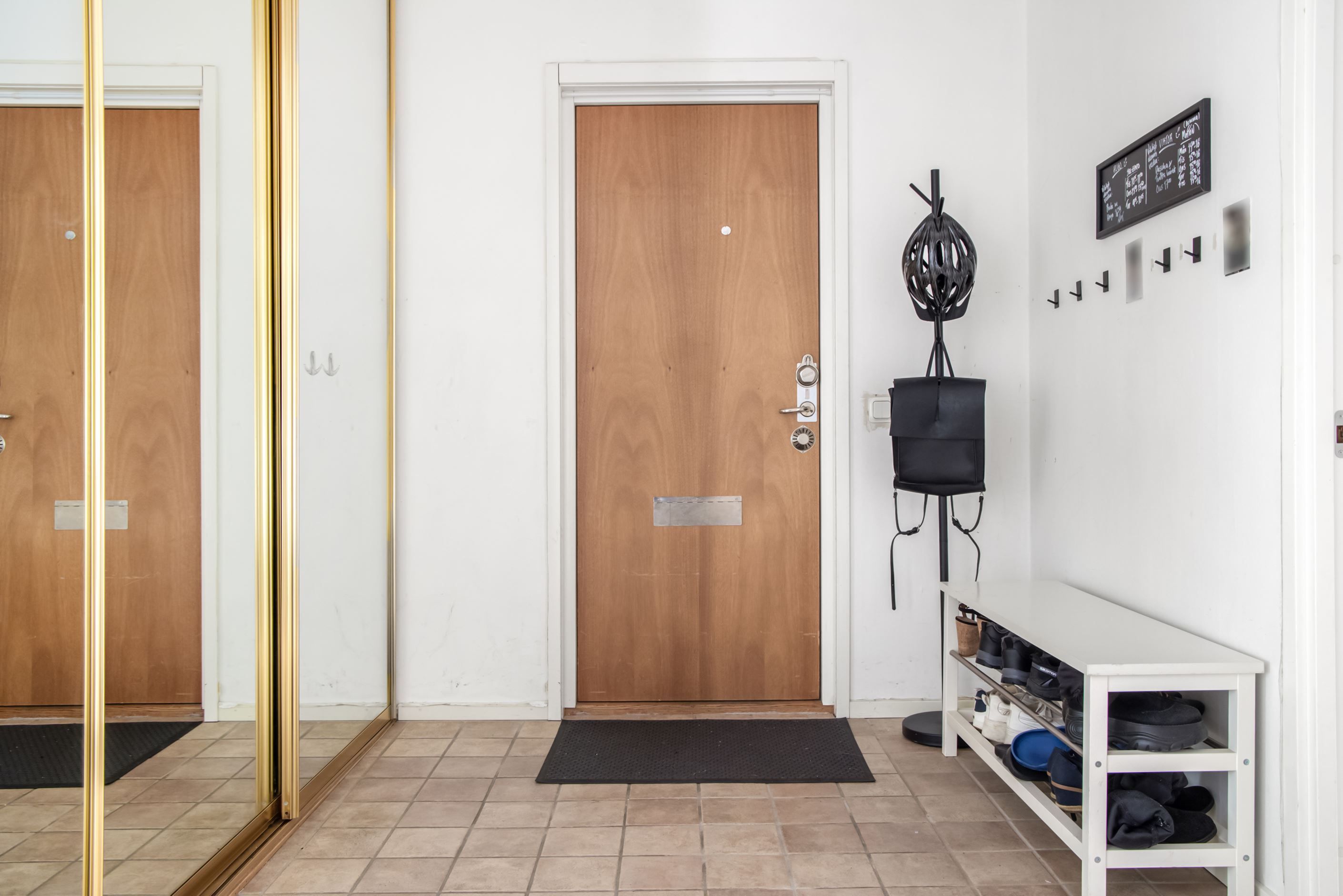 Även i hallen finns fina klädförvaringsmöjligheter tack vare ett garderobssystem med skjutdörrar.