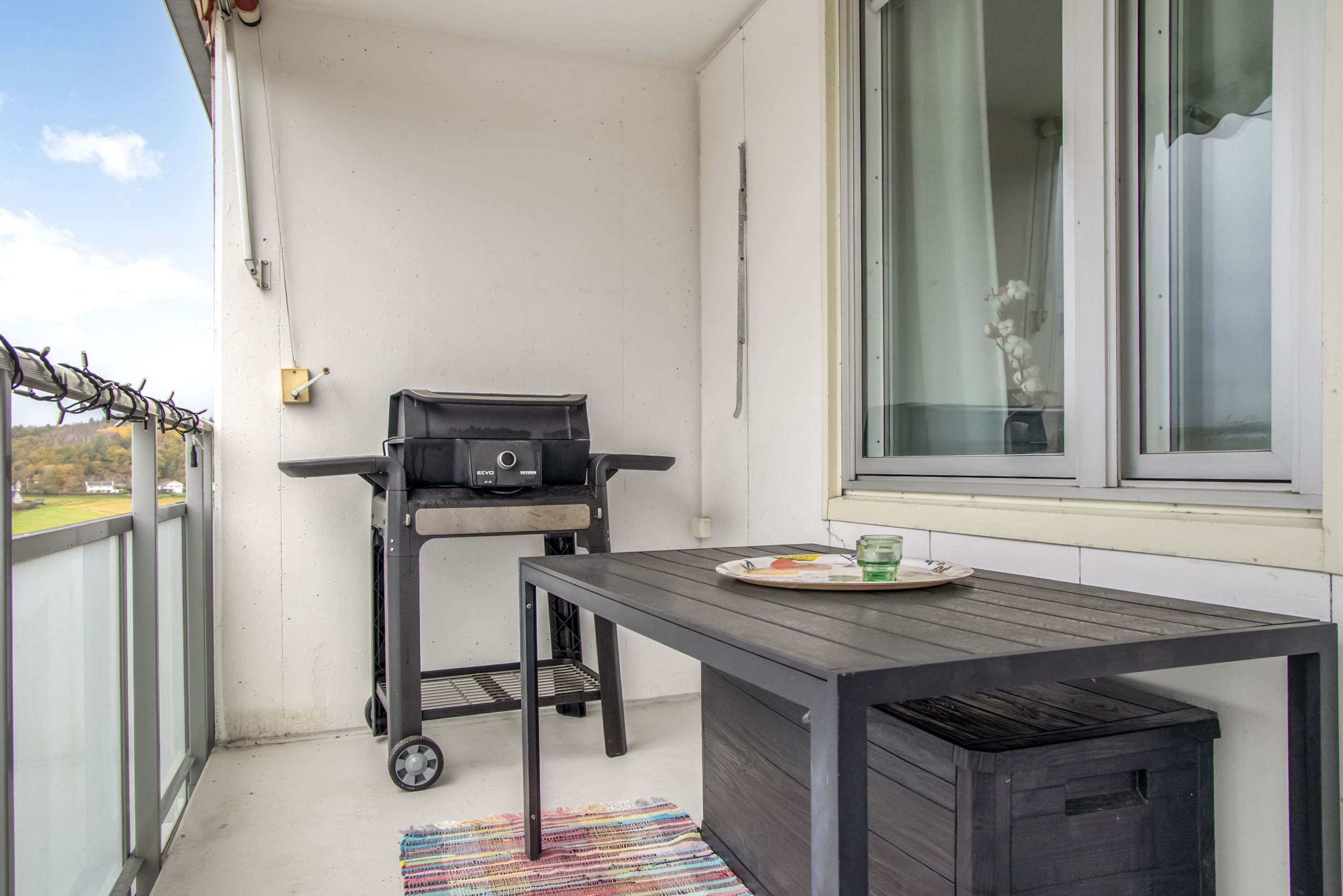 Den mycket rymliga balkongen har gott om plats för matgrupp och loungegrupp.