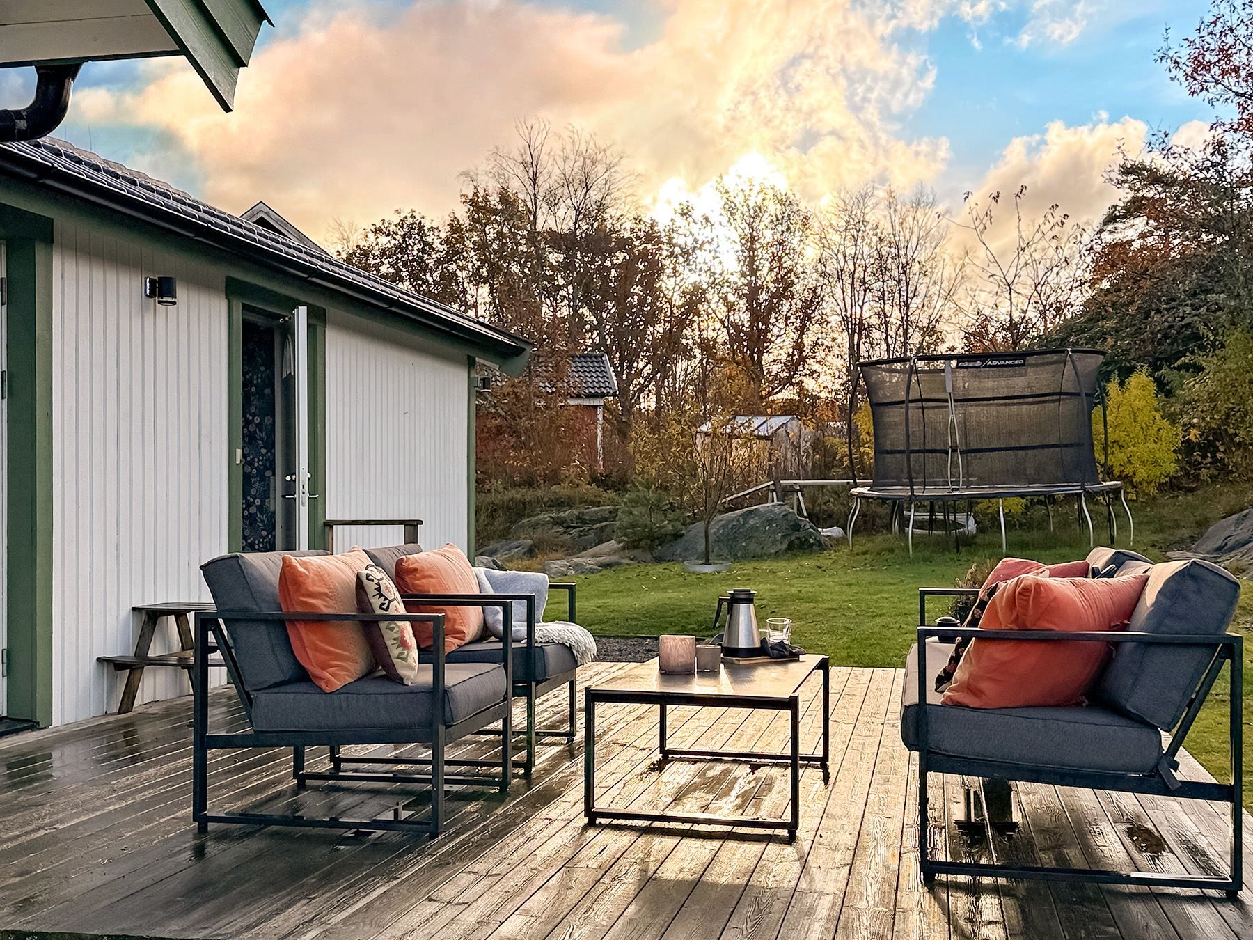 Njut av morgonkaffet på altanen.