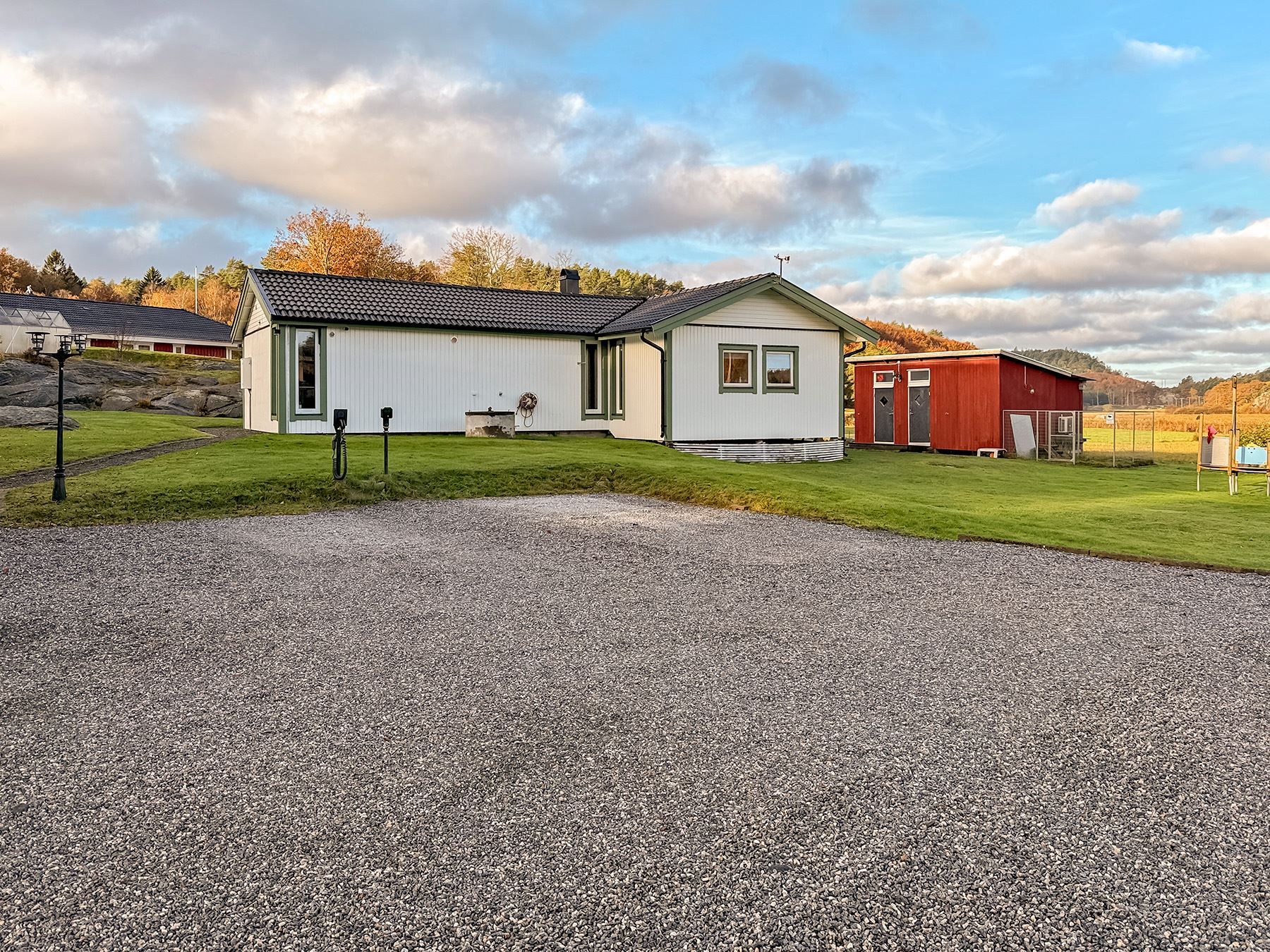 En rejäl vändplan med plats för många bilar.