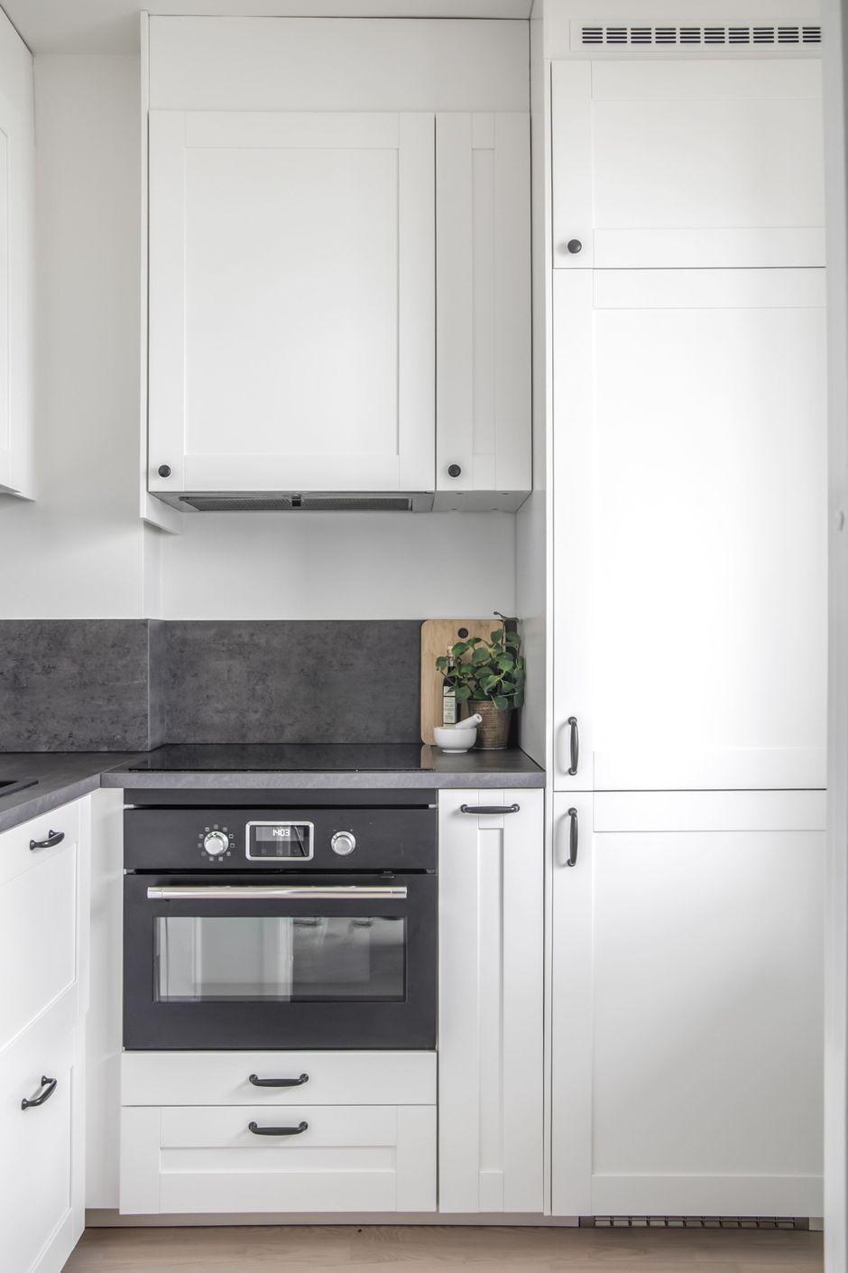 Välkomna in i ett renoverat kök.