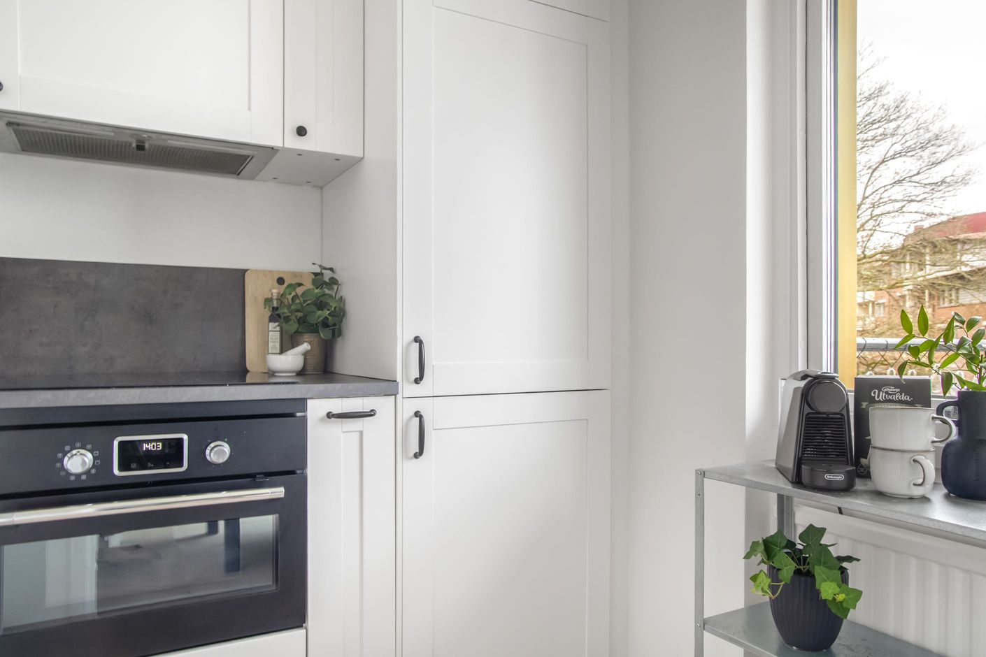 Köket går i ljusa och neutrala färger.