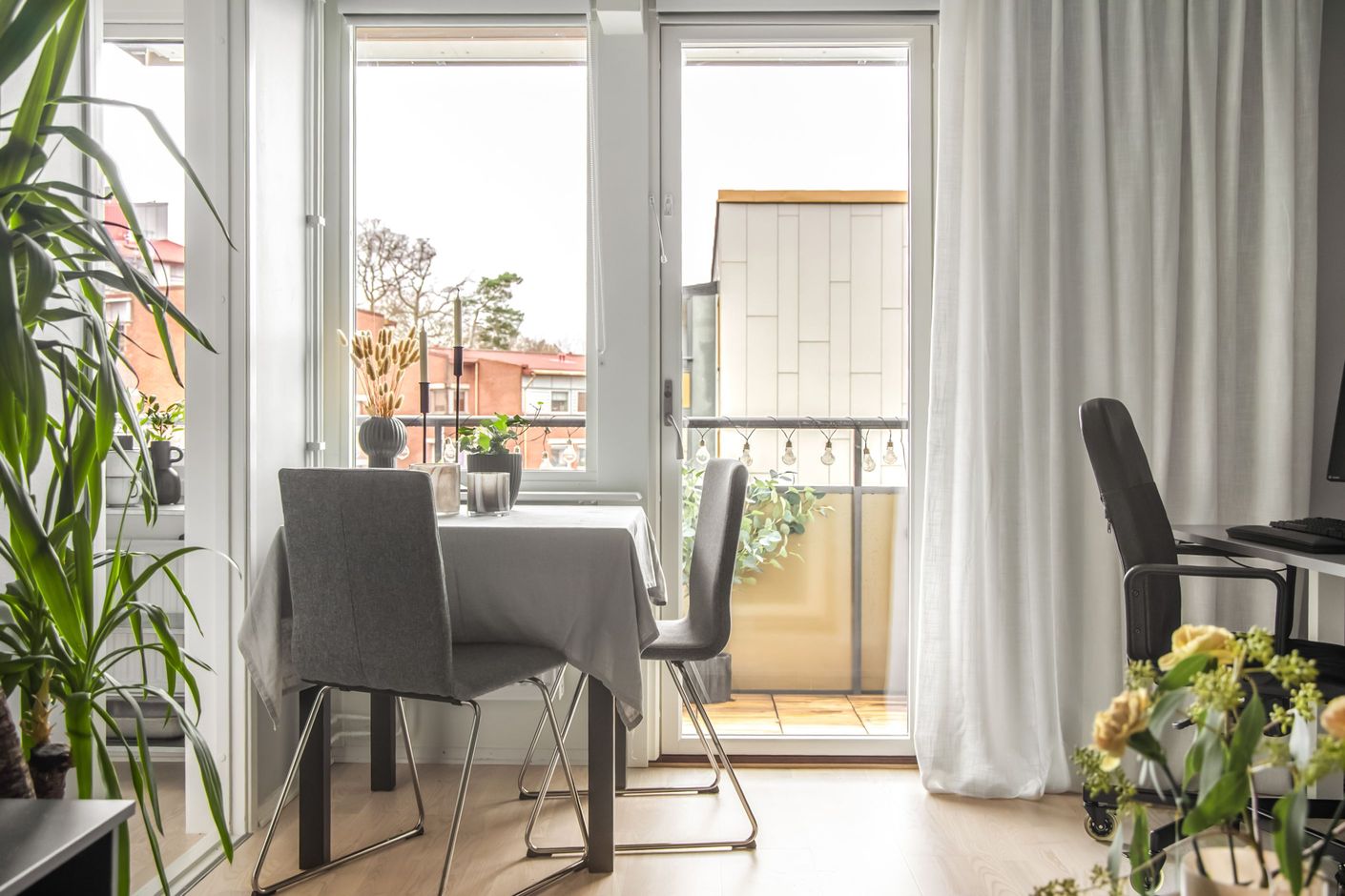 Från vardagsrummet nås balkongen vid matplatsen.