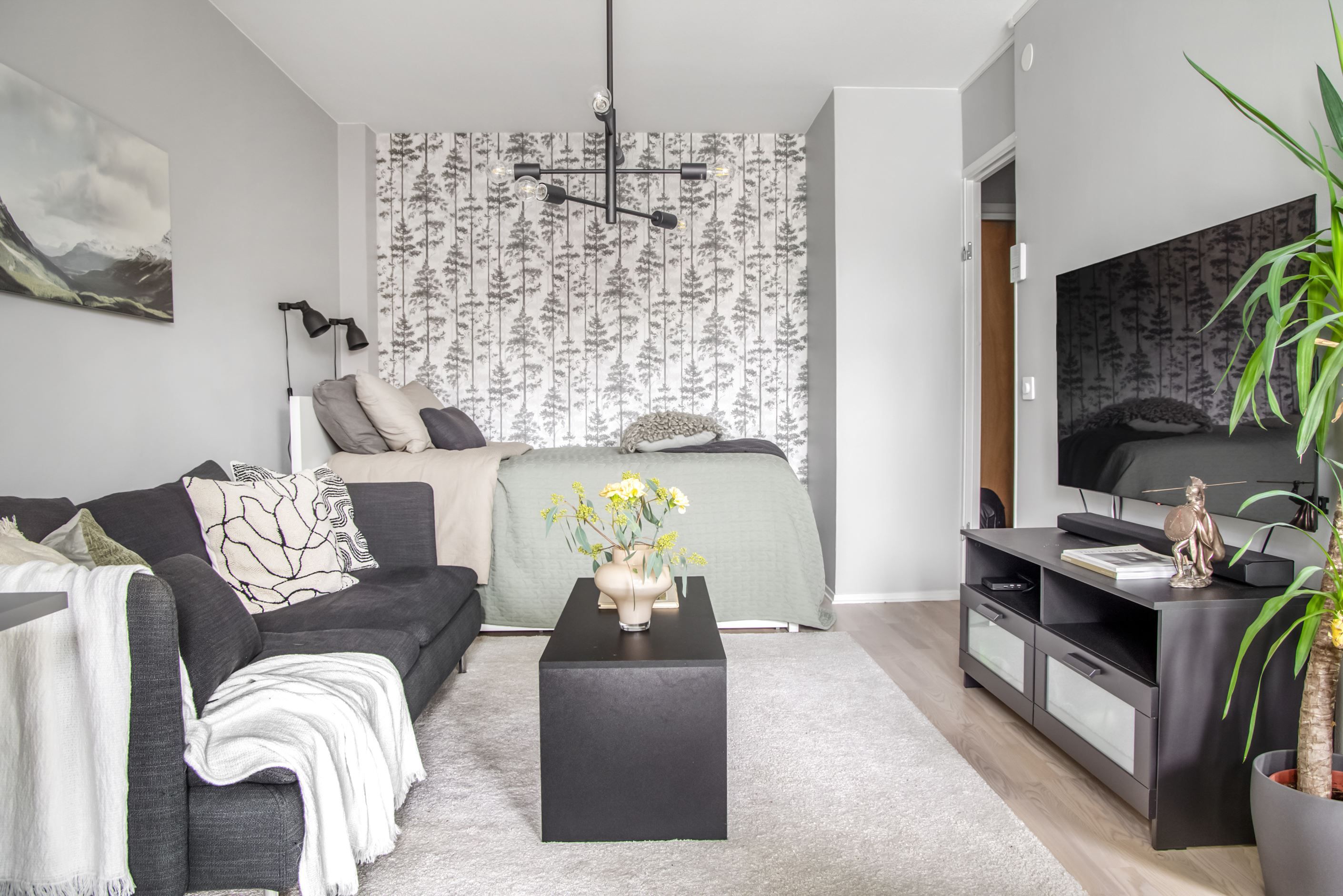 Vitpigmenterad askparkett tillsammans med ljusa färgval ger ett modernt intryck.