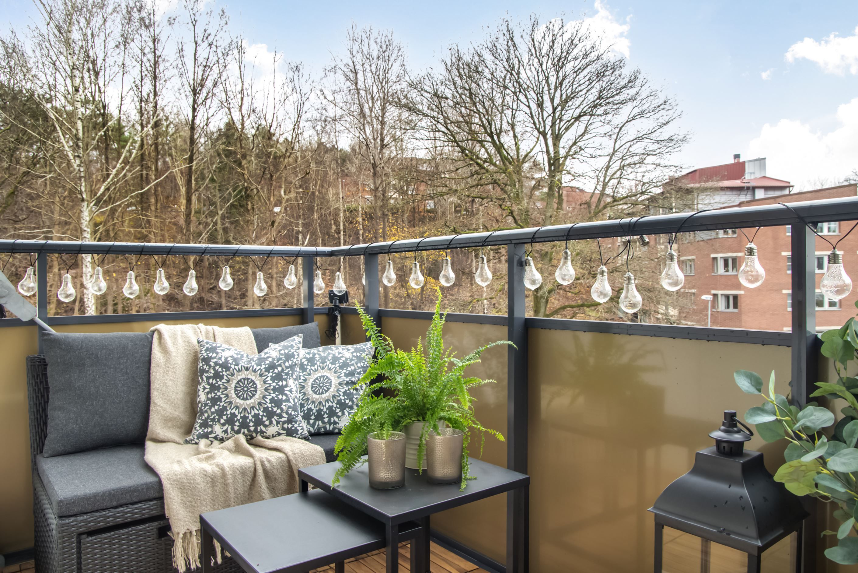 Rymlig balkong som blir en naturlig samlingspunkt.