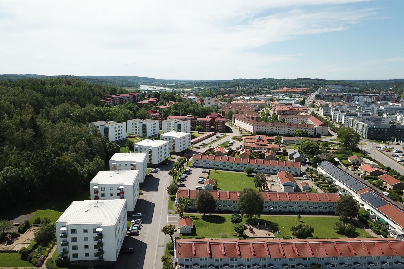 Förskolor, skolor och lekplatser alldeles i närheten.