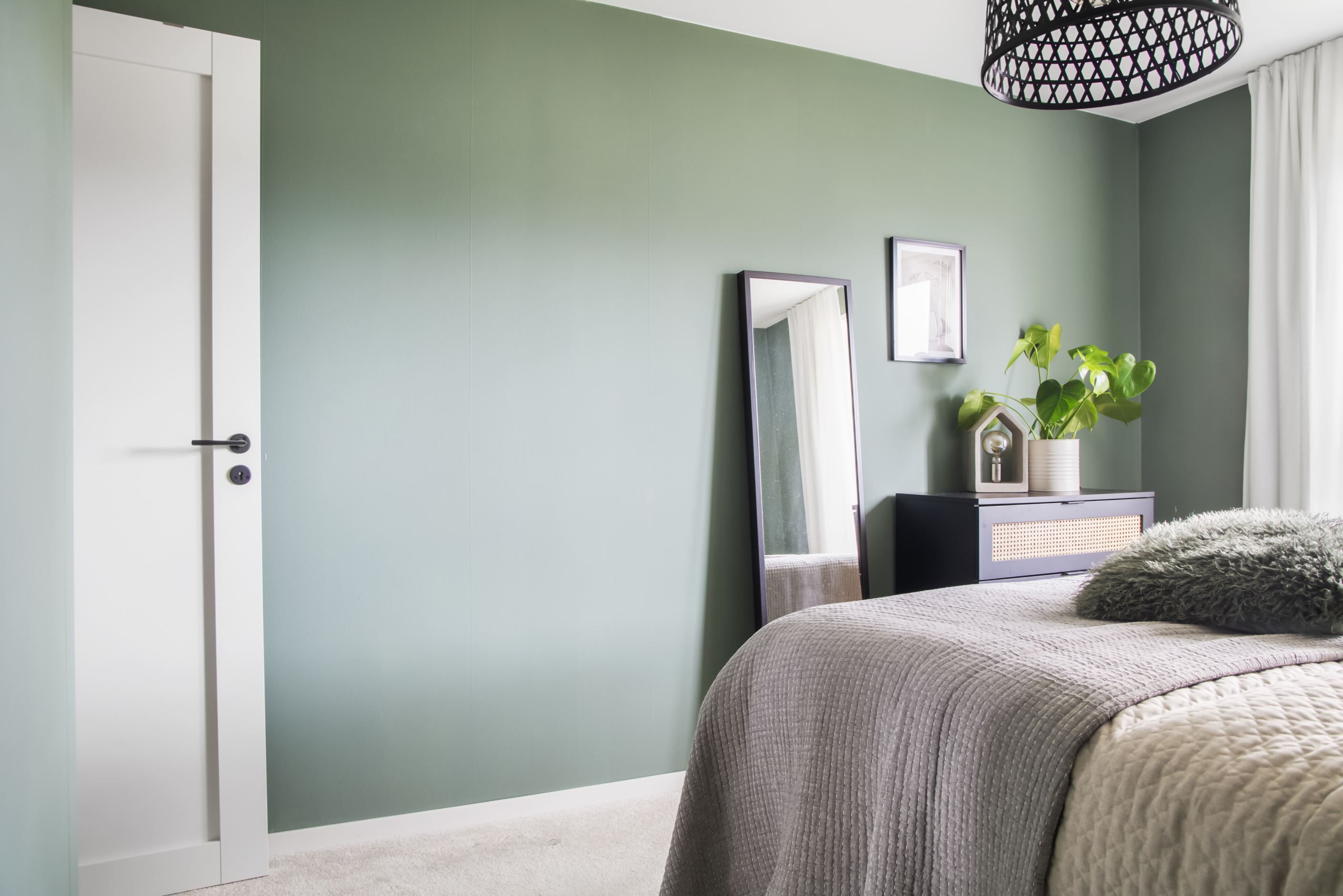 Sovrummet är inrett med smakfulla färger och materialval.