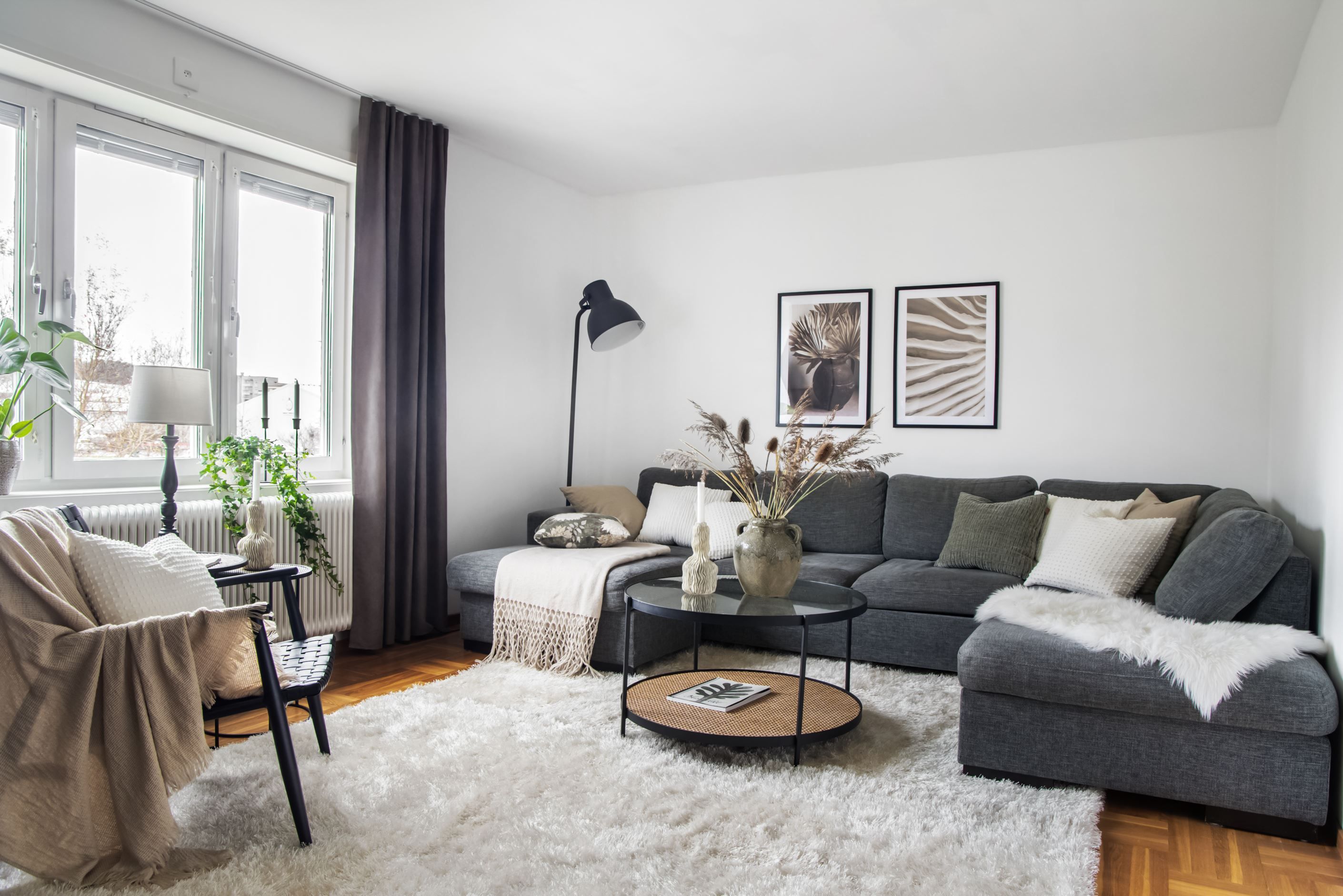 I vardagsrummet finns gott om plats för soffgruppen.