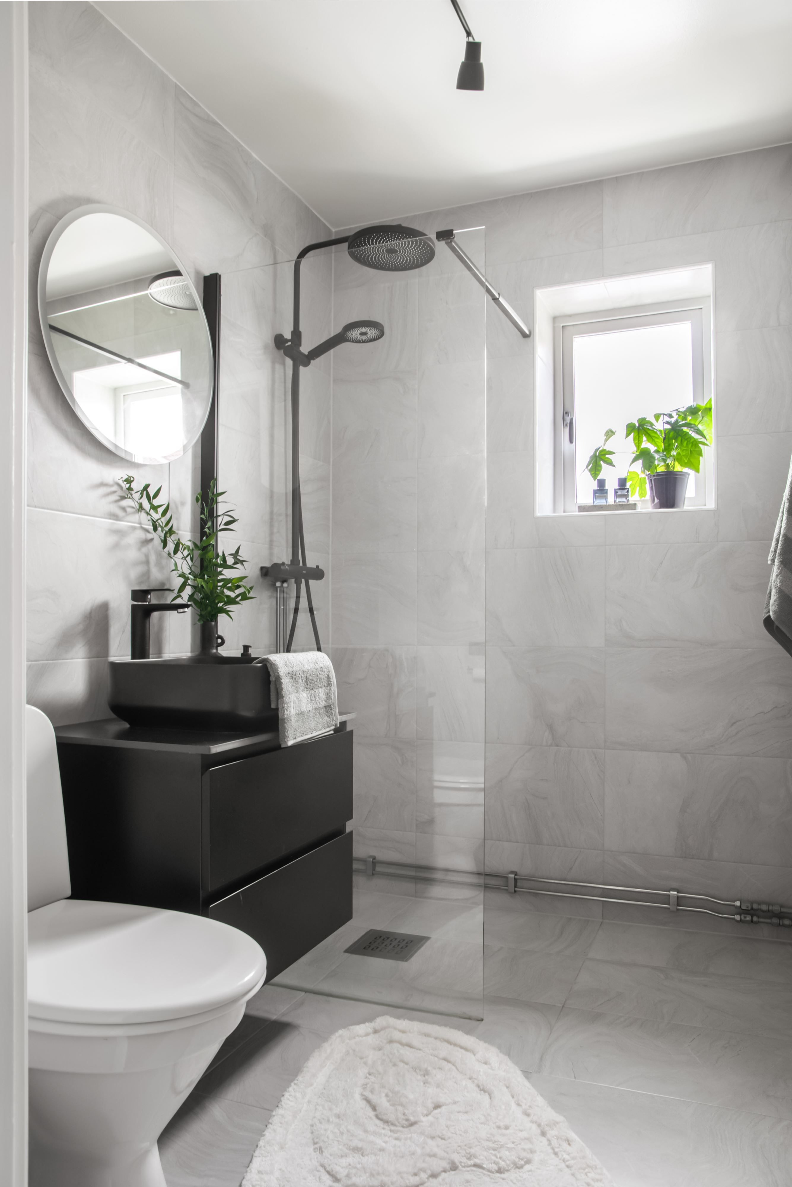 Det kanonfina och totalrenoverade badrummet.