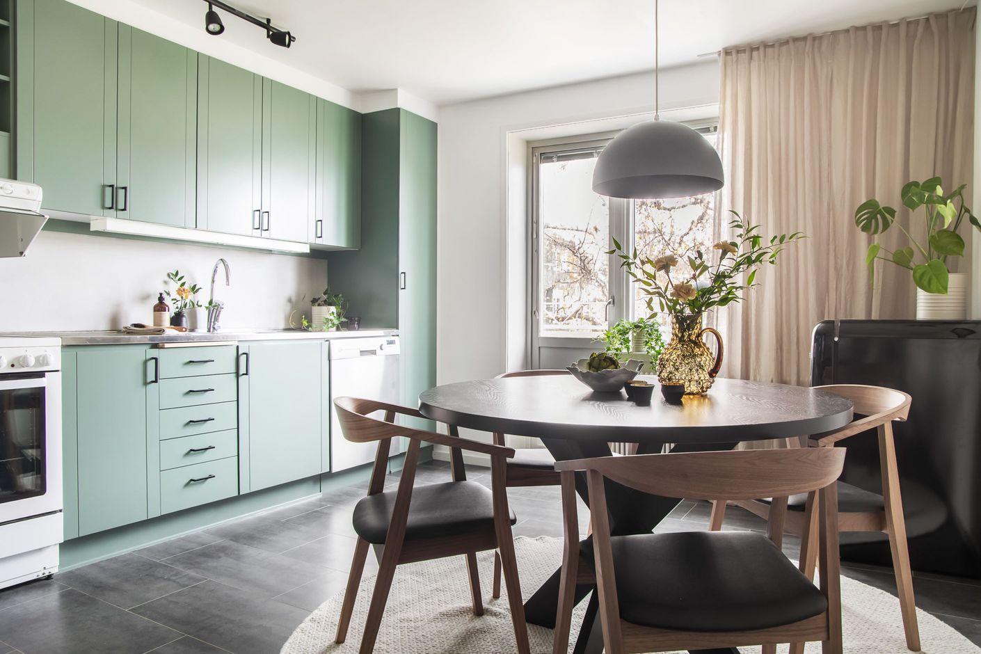 Här finns bland annat ett fint renoverat kök.