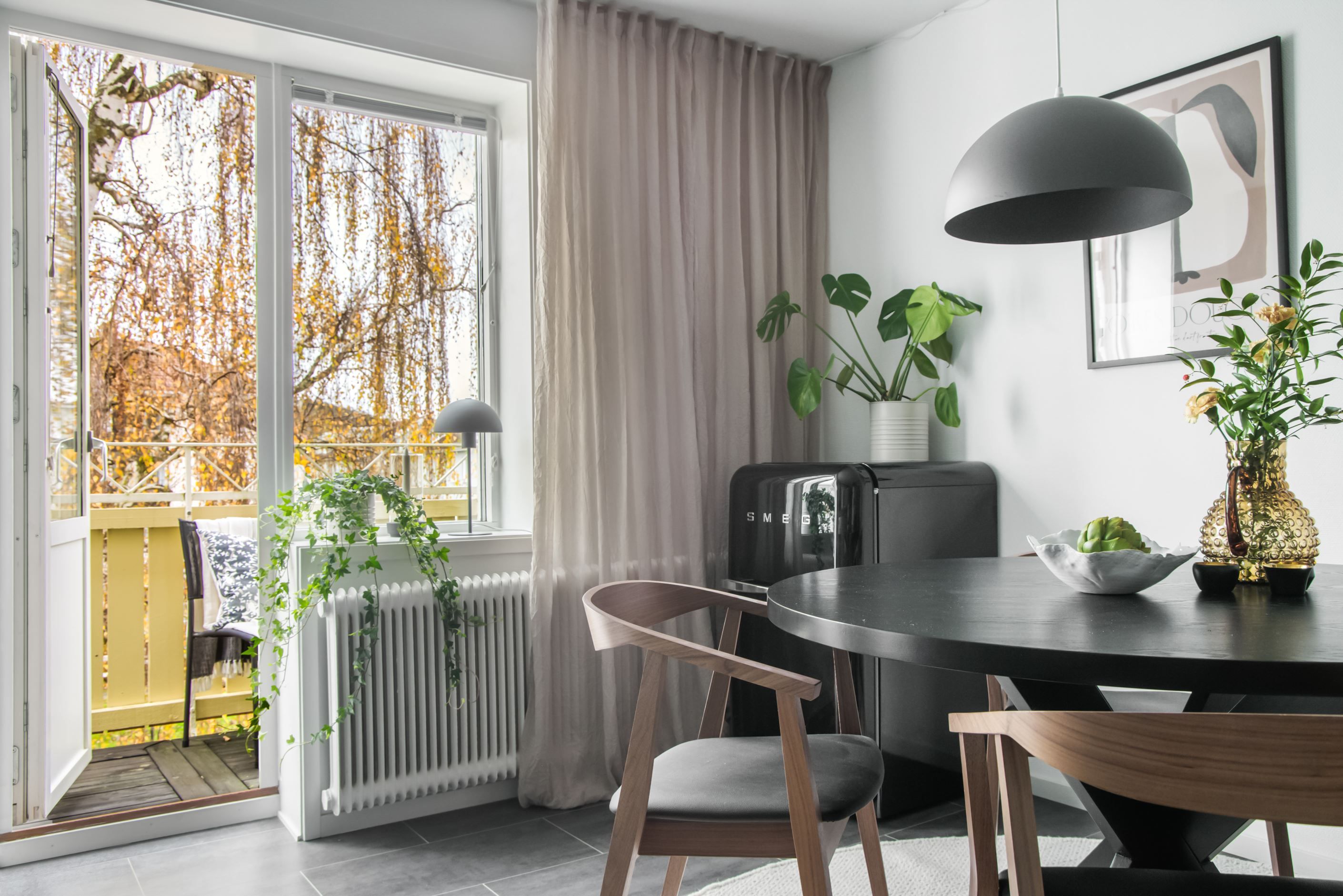 Välkomna till en bostad i centrum med lugnt läge.