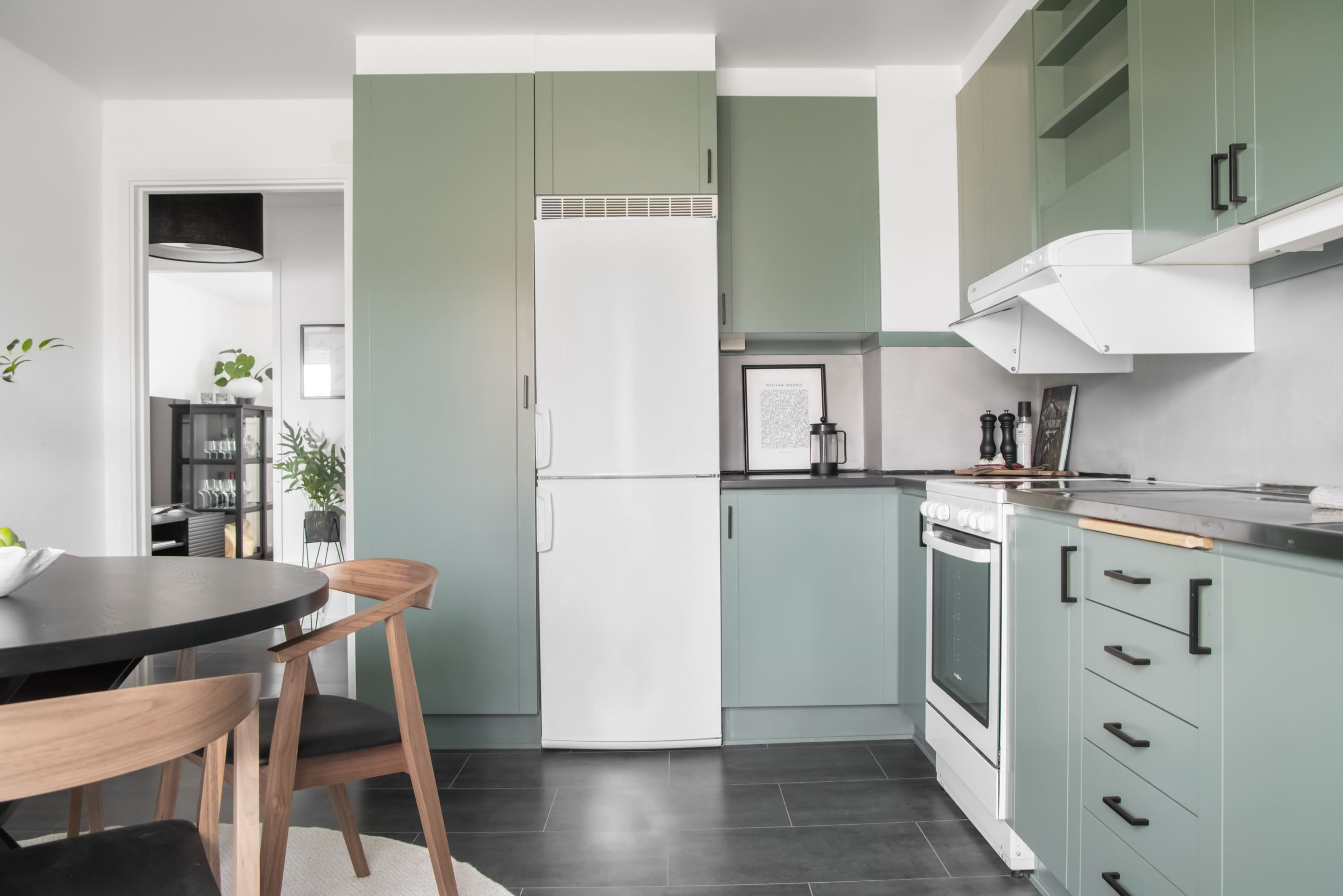 Köket går i moderna färger.