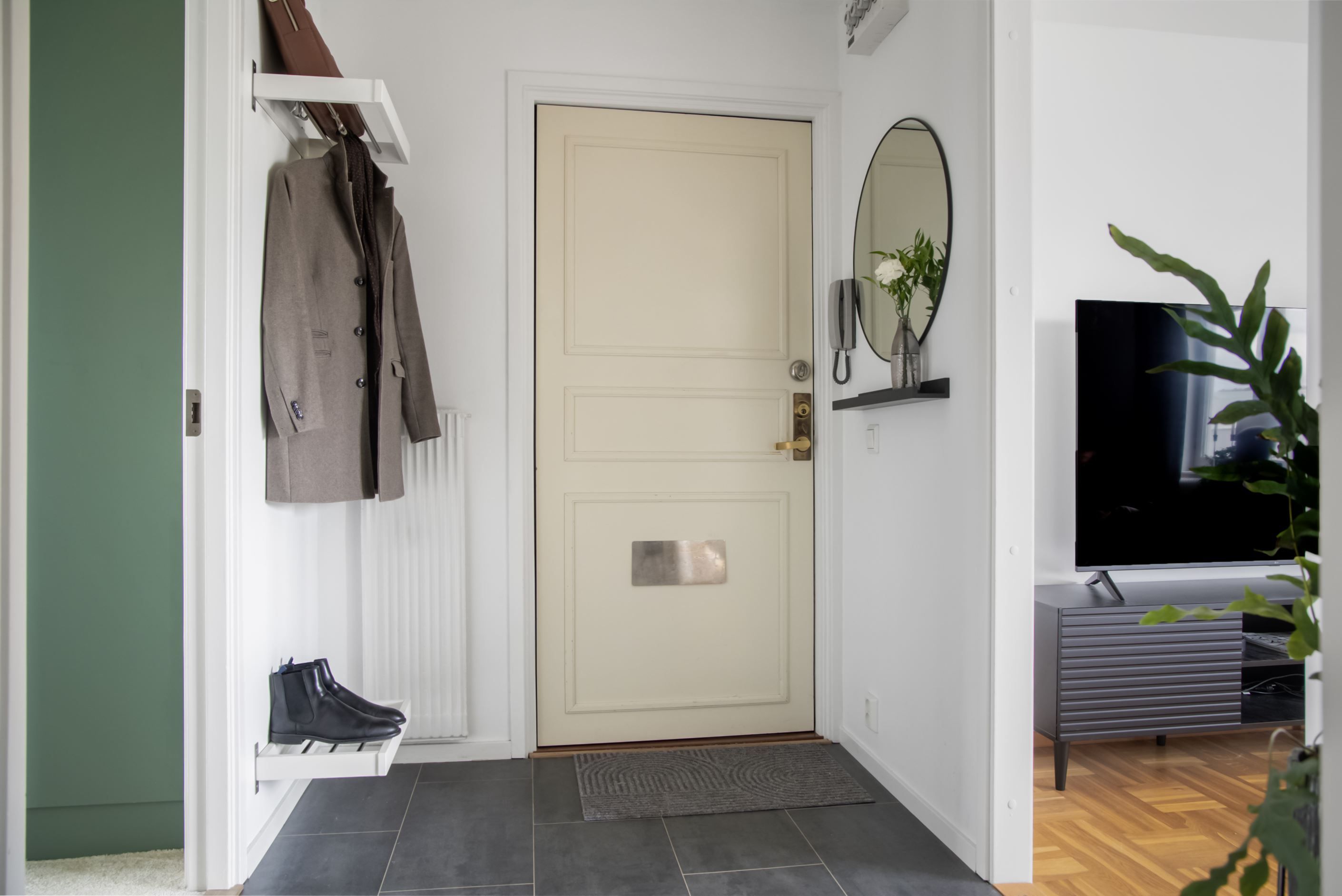 Från den välplanerade hallen nås vardagsrum och sovrum.