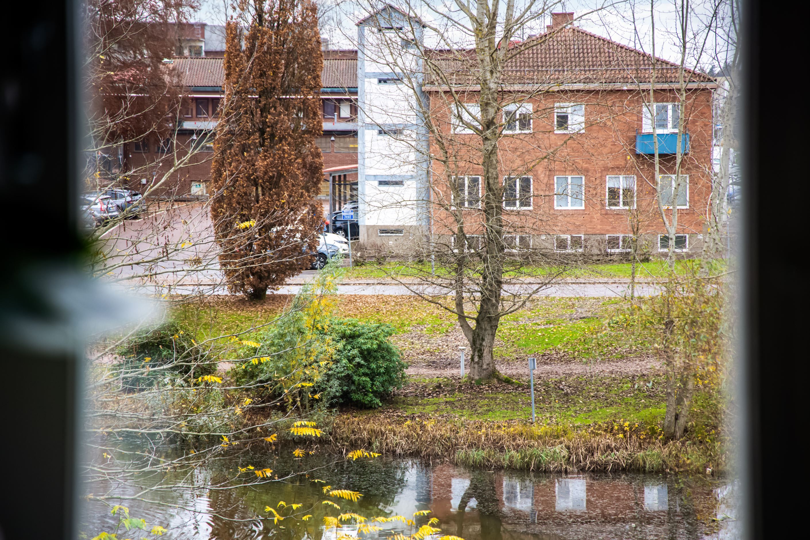 Från vardagsrummet har man utsikt mot Bäckparken.