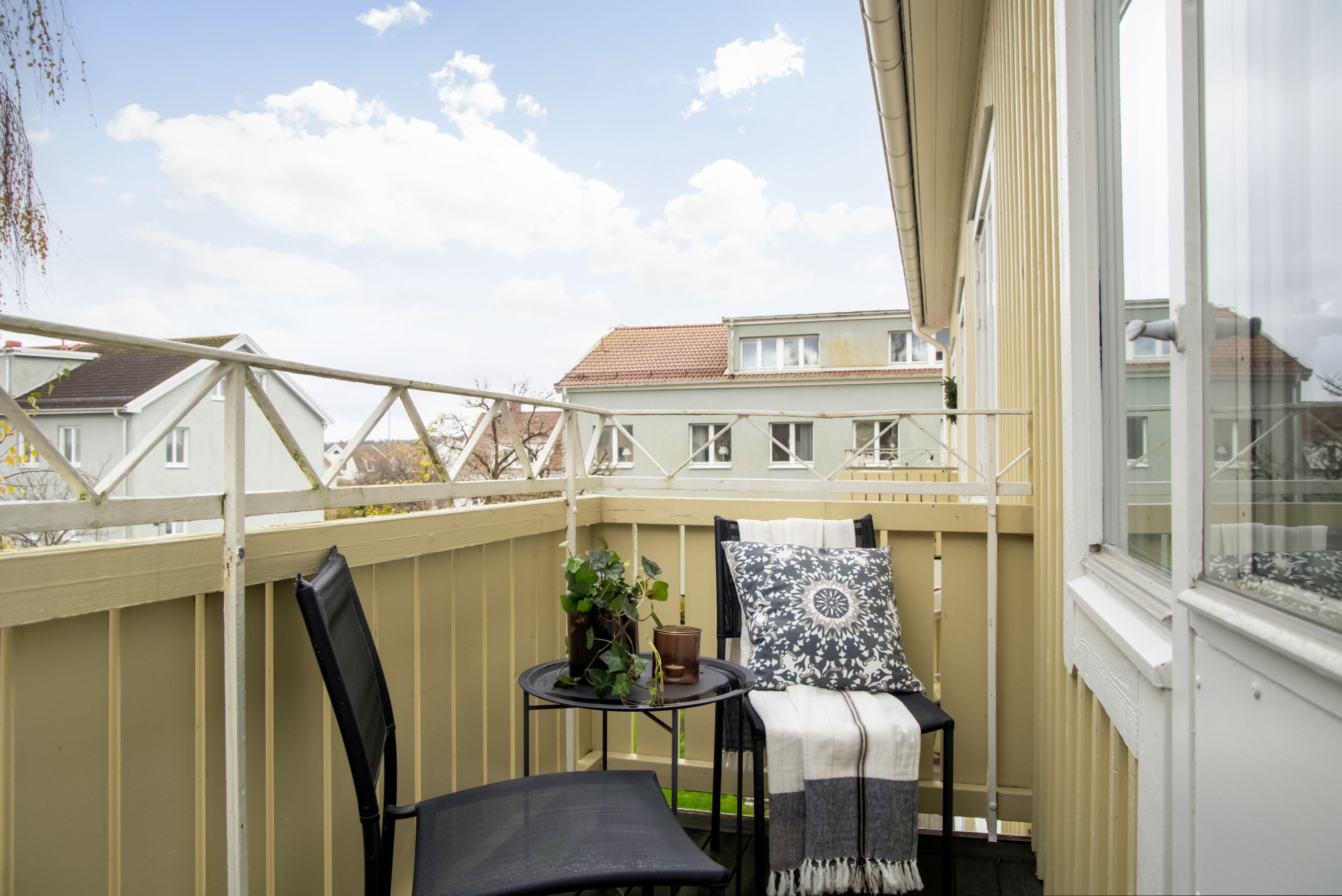 Från köket nås bostadens balkong.