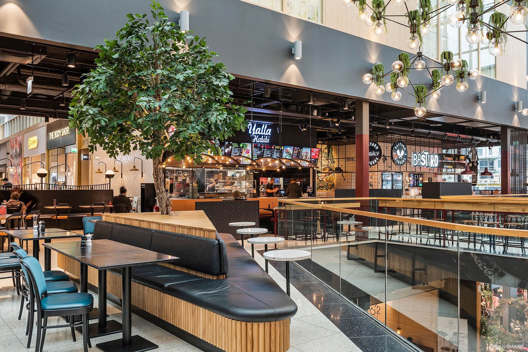 I foodcourten kan alla välja vad dom vill ha för mat.