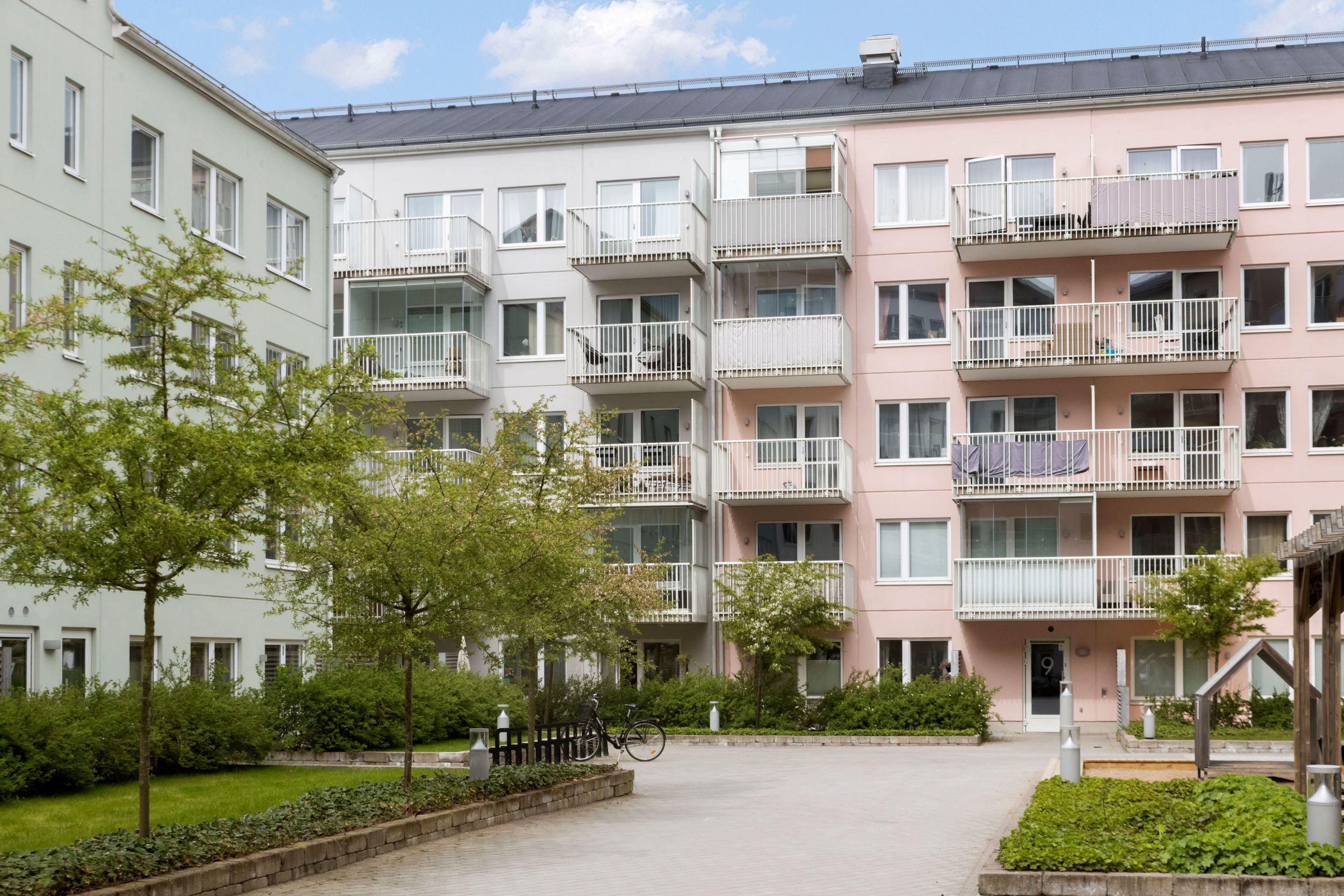 Grönskande innergård.