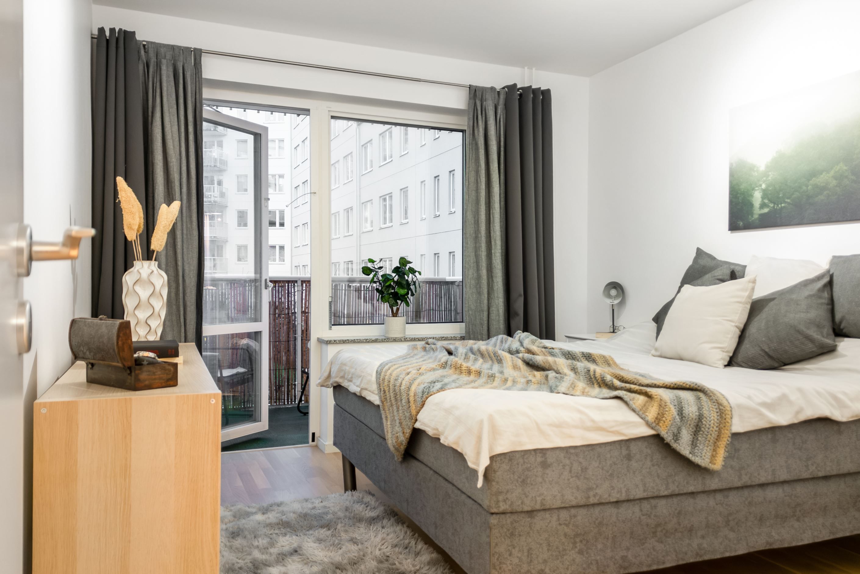 I sovrummet ryms dubbelsängen utan problem.