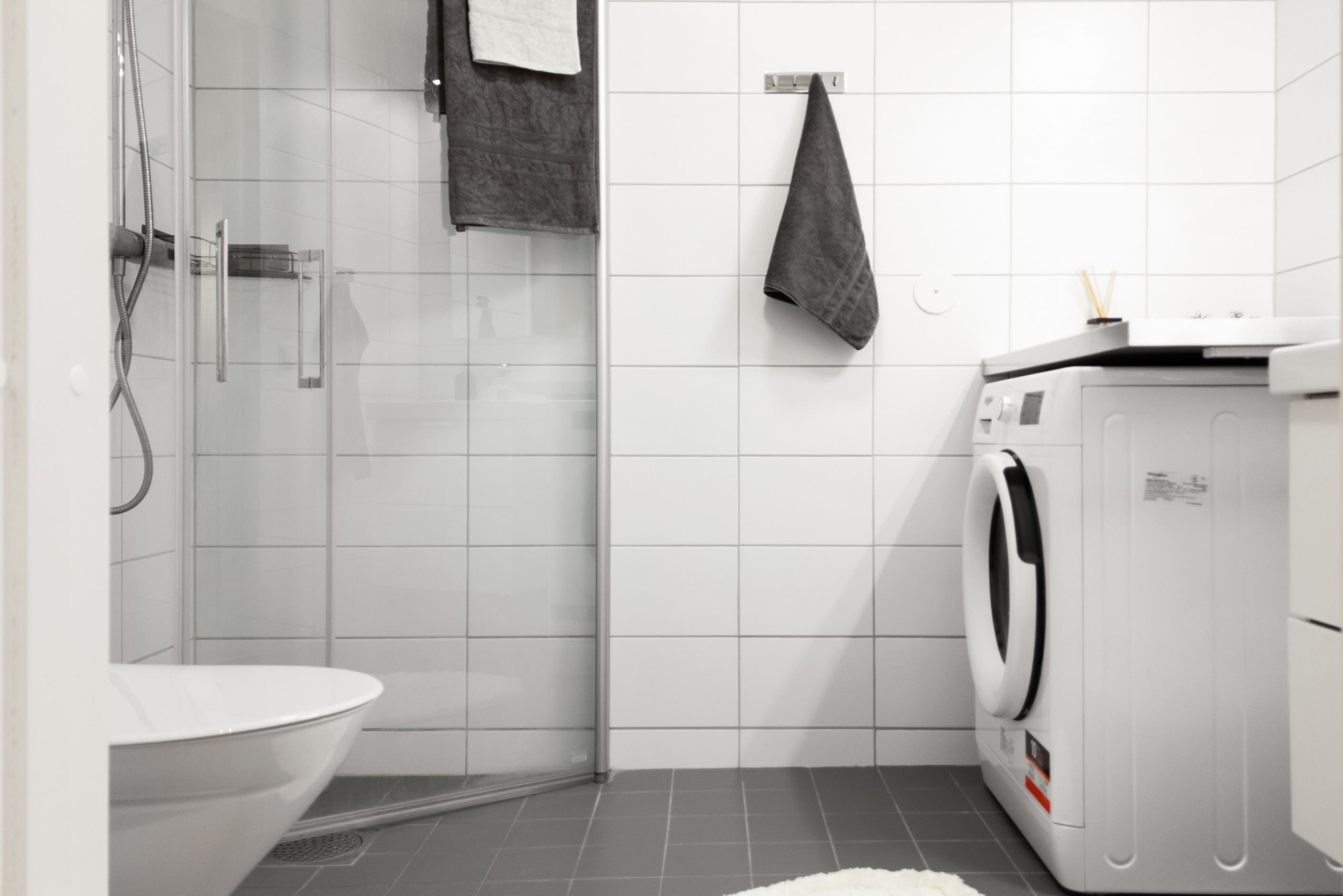 Det kanonfina helkaklade badrummet har dusch och tvättmöjligheter.