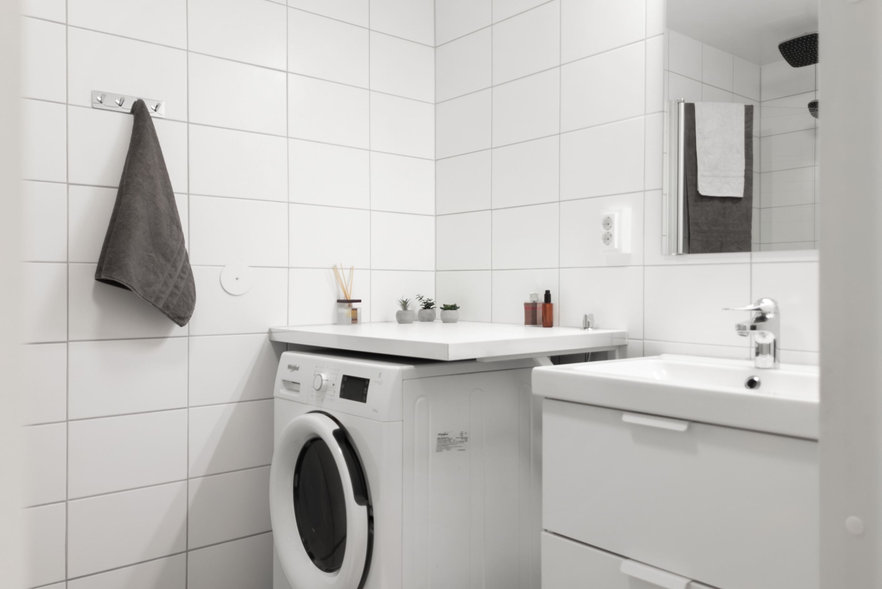 Även badrummet går i ljusa färger.