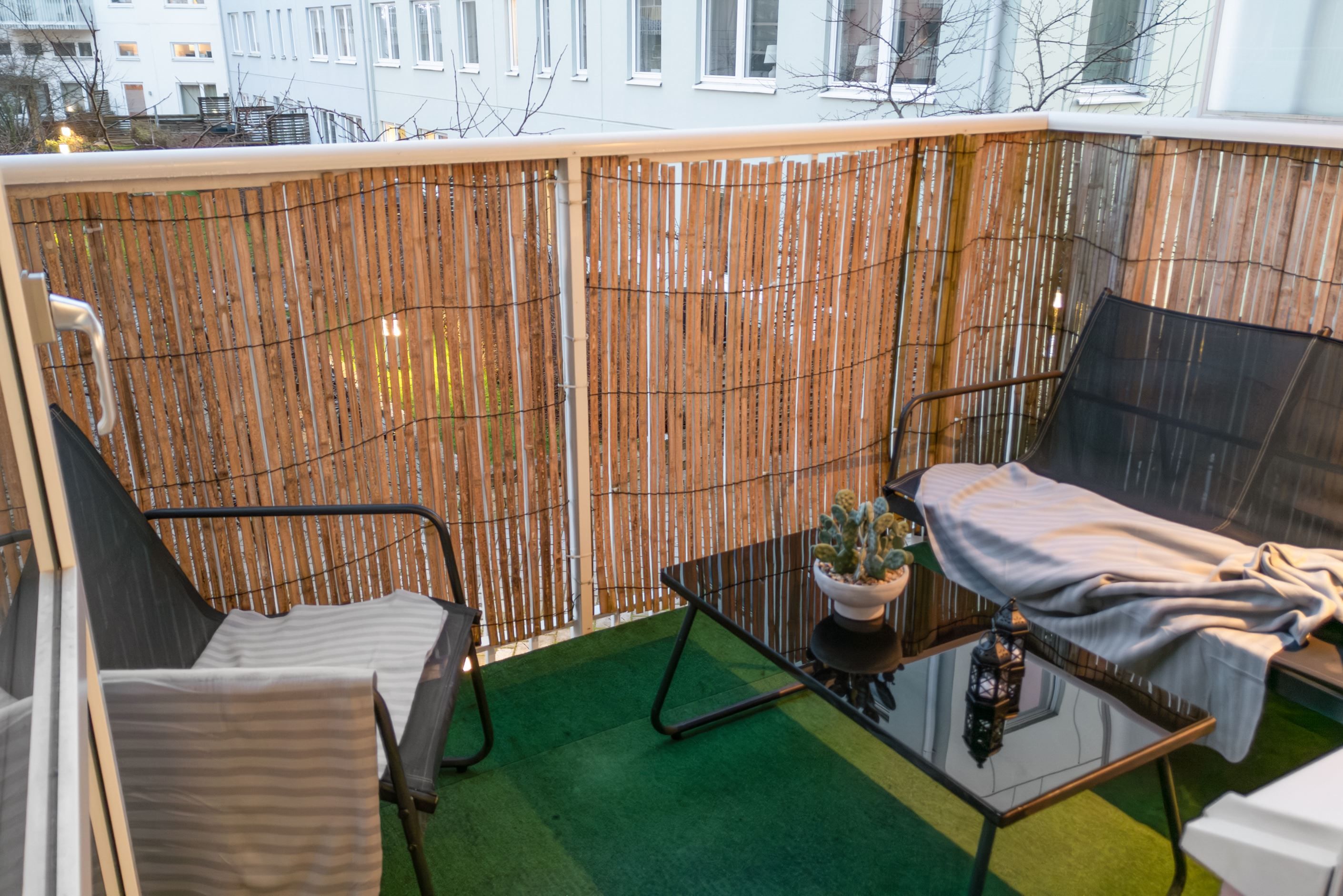 Balkongen med insynsskydd ligger mot lugna innergården.