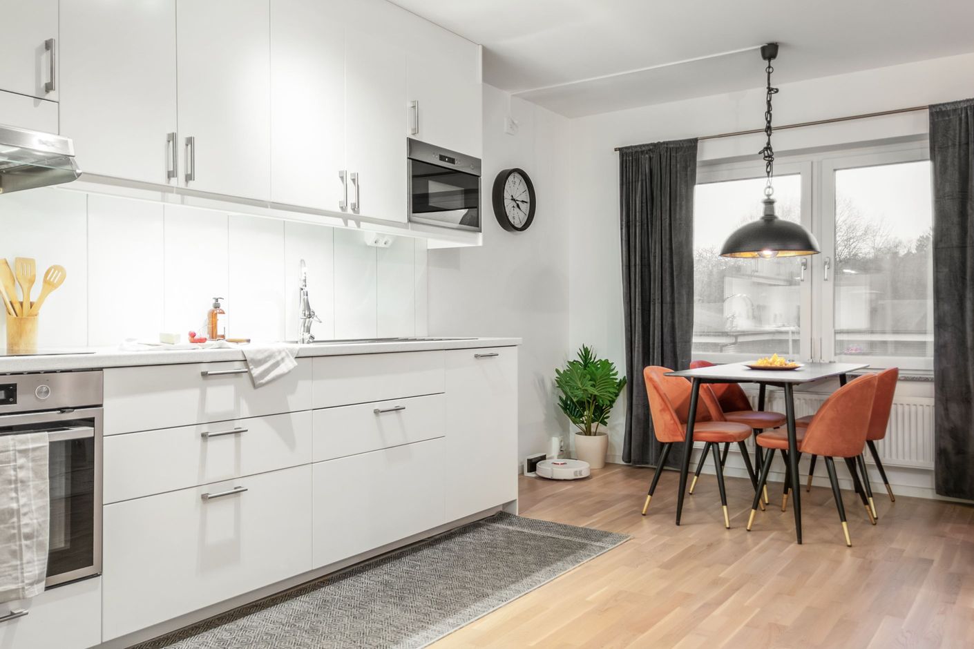 Gott om arbetsytor och förvaringsmöjligheter.