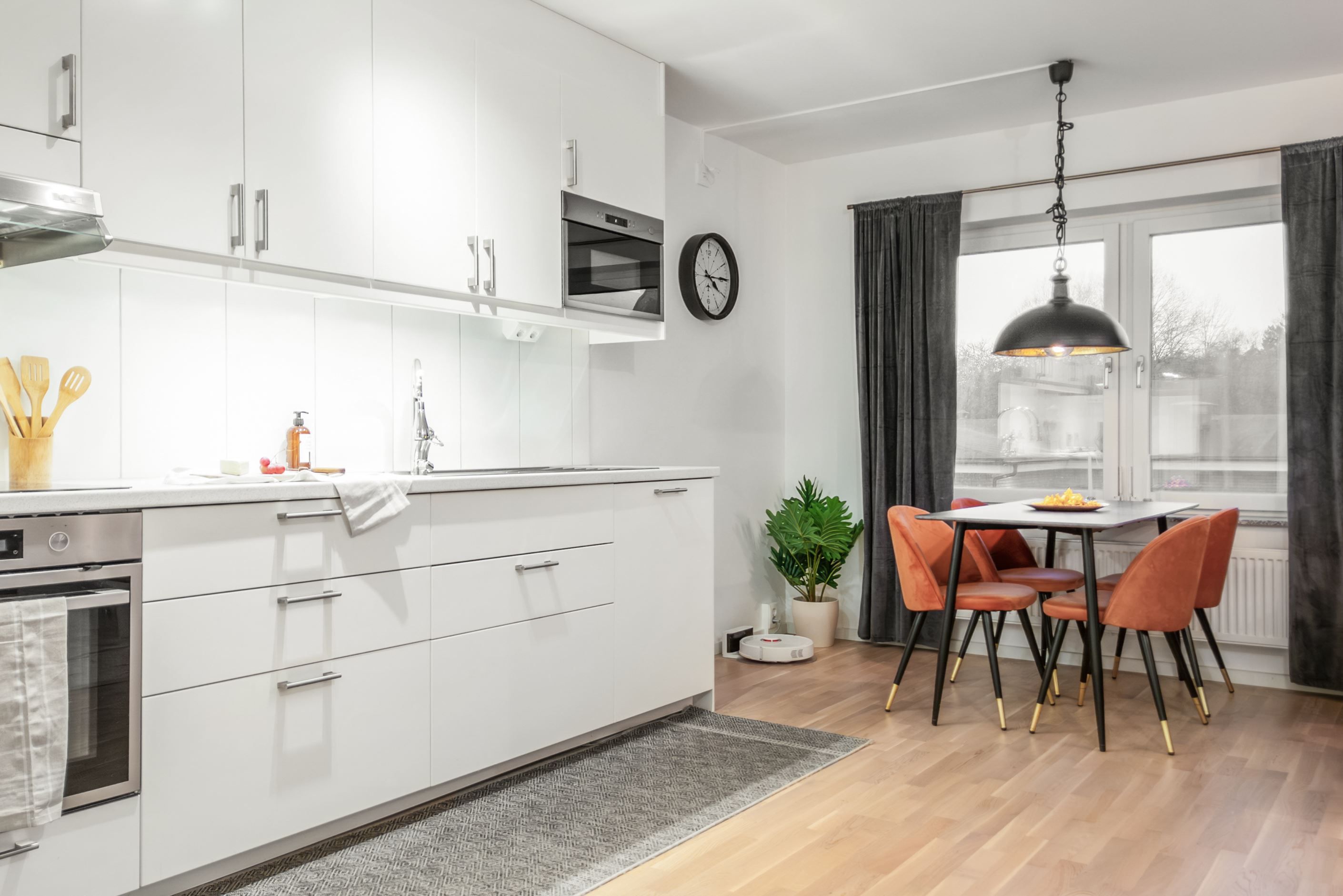 Gott om arbetsytor och förvaringsmöjligheter.