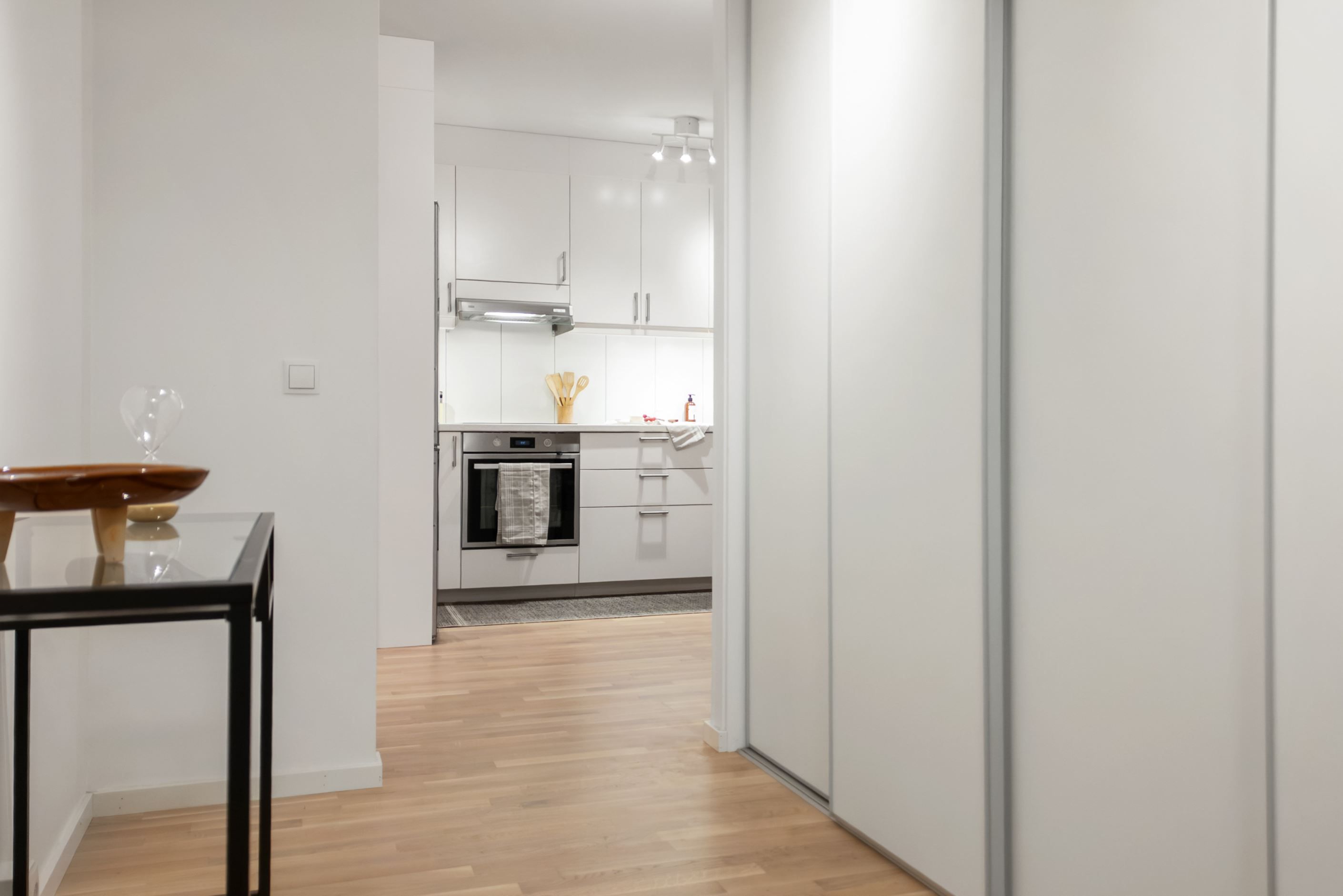 I hallen finns riktigt bra förvaringsmöjligheter tack vare ett skjutdörrssystem.