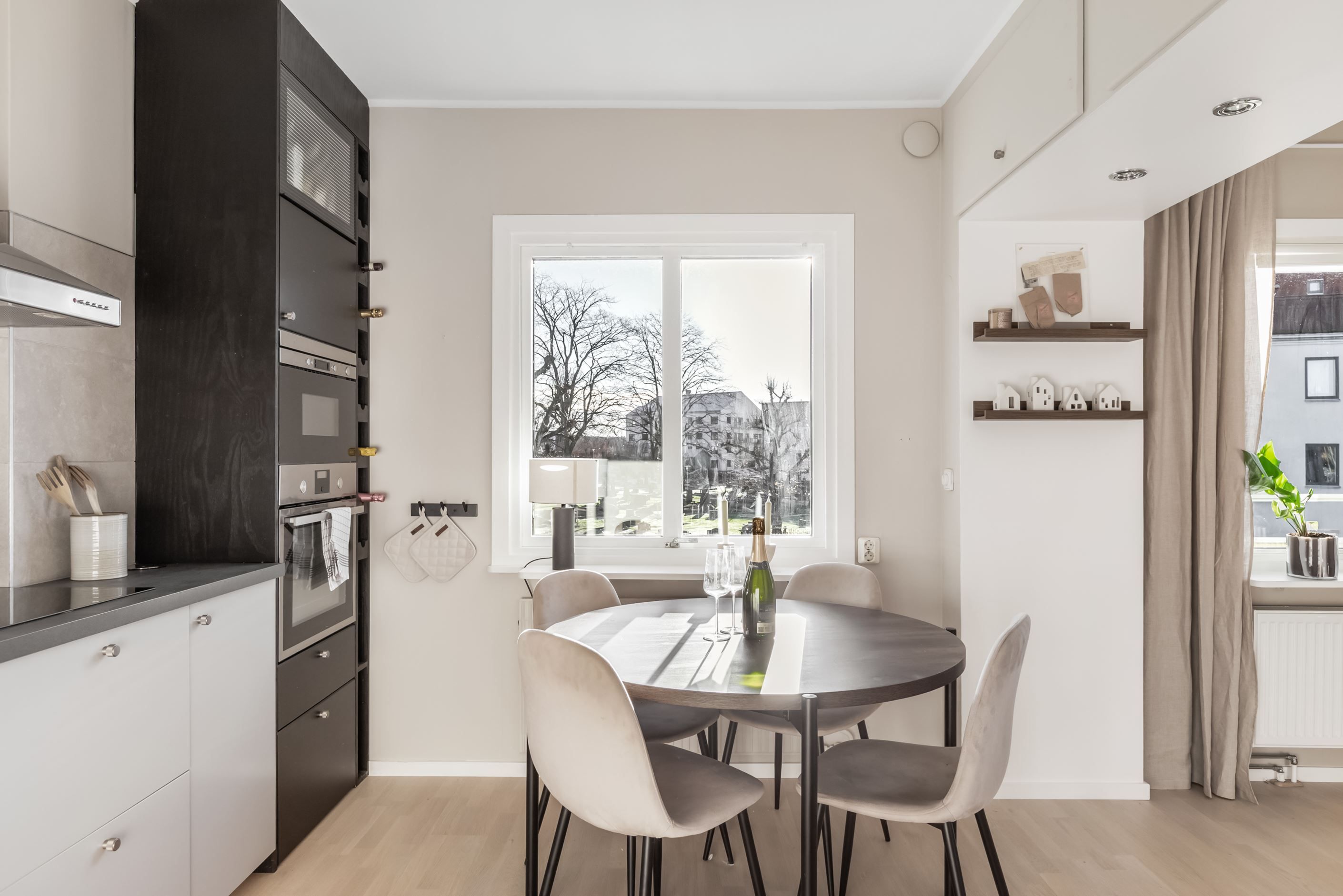 Matplatsen ligger alldeles vid fönstret.